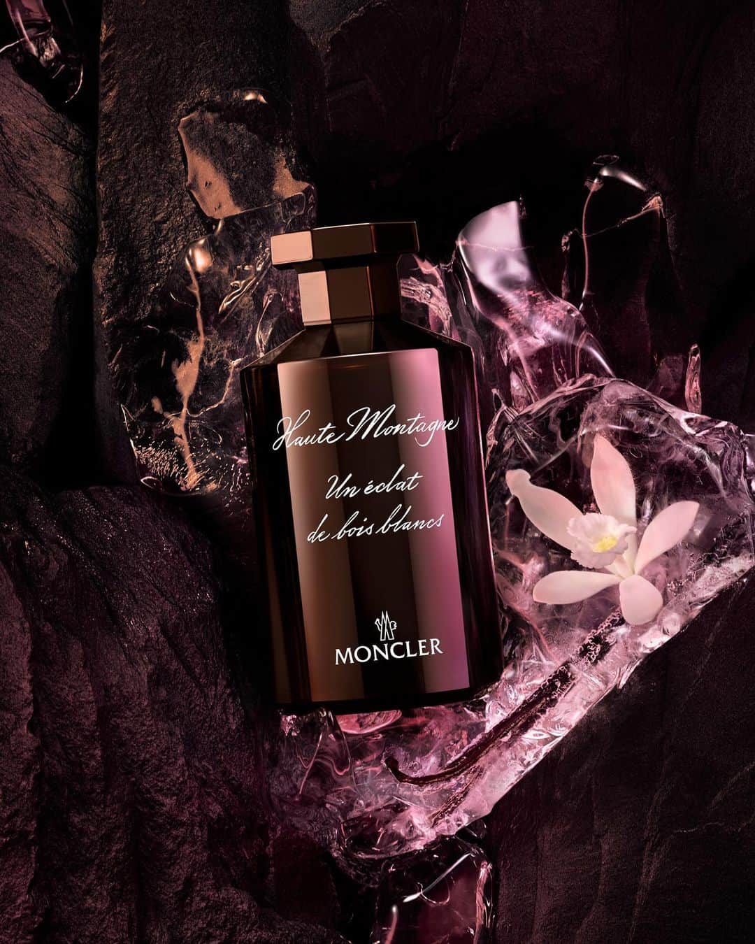 モンクレールのインスタグラム：「Introducing Les Sommets Moncler: five ultra-luxurious new fragrances, inspired by an alpine world at the highest peaks.  United by a woody accord, discover the evocative parfums now at moncler.com.  #MonclerParfums」
