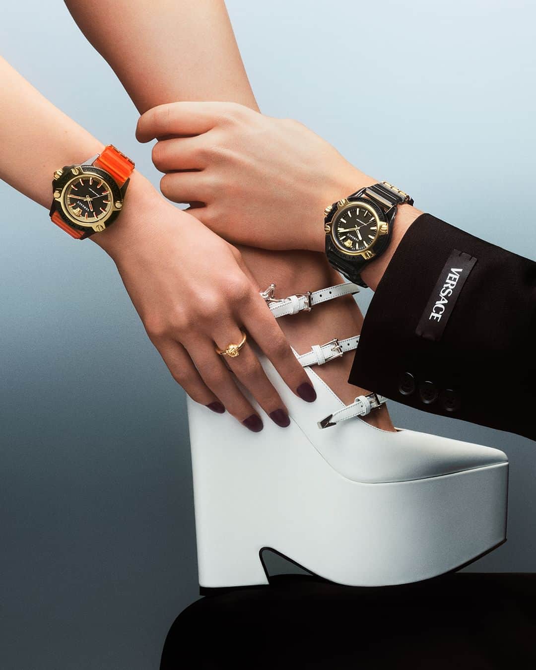 ジャンニヴェルサーチのインスタグラム：「Versace Watches Spring-Summer 2023  Icon Active Indiglo  Transparent polycarbonate round case in IP Black, IP Champagne cage with 4 screws on the top ring, dial with Medusa and Versace logo at 12h, strap with Greca metal loop at 6h and tongue buckle, 3 ATM water-resistant, RONDA Vertime 905 Indiglo, Swiss 3-hands quartz movement, Made in Switzerland  Now at Versace.com via the link in bio  #VersaceWatches」