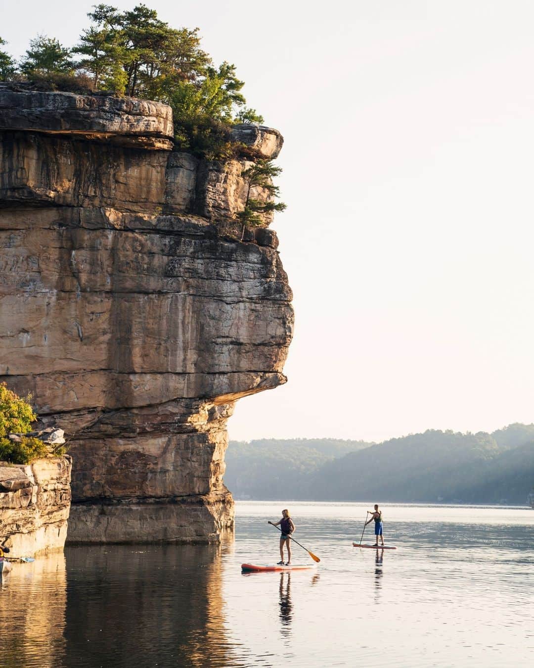 Visit The USAさんのインスタグラム写真 - (Visit The USAInstagram)「BRB, exploring West Virginia. 😎  An ideal destination to spend your days outside, these places belong to your must-see list: 📍Summersville Lake 📍New River Gorge National Park and Preserve 📍Charleston 📍Audra State Park  #VisitTheUSA #VisitWestVirginia #WestVirginia #RoadTrip #AudraStatePark #SummersvilleLake #NationalPark #FamilyAdventures」4月19日 0時00分 - visittheusa