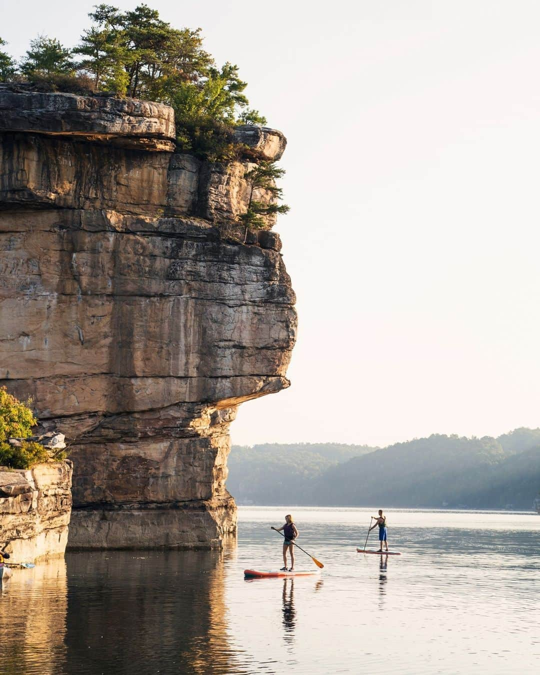 Visit The USAのインスタグラム：「BRB, exploring West Virginia. 😎  An ideal destination to spend your days outside, these places belong to your must-see list: 📍Summersville Lake 📍New River Gorge National Park and Preserve 📍Charleston 📍Audra State Park  #VisitTheUSA #VisitWestVirginia #WestVirginia #RoadTrip #AudraStatePark #SummersvilleLake #NationalPark #FamilyAdventures」