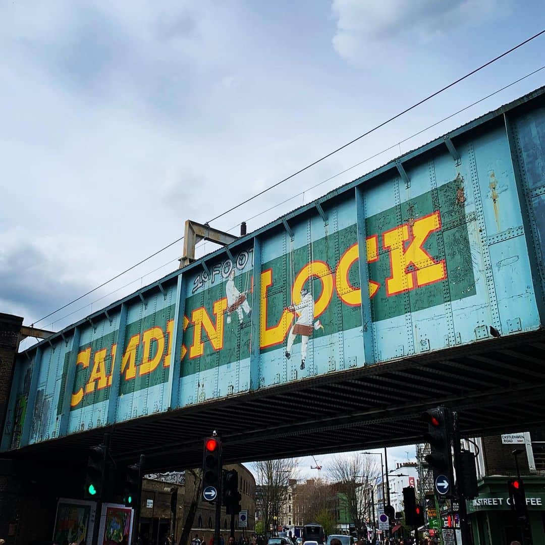 宮﨑玲衣さんのインスタグラム写真 - (宮﨑玲衣Instagram)「* 〜ロックの街カムデンタウンにいってみた〜  ロンドンのちょこっと北エリアにあるカムデン地区。ここは道を歩けばロックな人🎸に出会う音楽の街！ほら、どーんっと #CAMDENLOCK って書いてあるんです。でもよくみるとカムデンロックの”ロック”はrockではなくlockで、水門を表しています。その名の通りすぐ近くには運河があって、時々陽気な歌声を響かせながらゴンドラが通ります🚢  イギリスはいろんなところにマーケットが開かれているのだけれど、ここにもカムデンマーケットというのがあって、ファッション、アクセサリー、フードなどいろんなものが揃っています。映えスポットもあって見ているだけで楽しい😆ながーーーいホットドッグやおーーーーきなピザもありました。休日は混んでいるのでベビーカーだとちょっと動きにくいかも、抱っこ紐がよさそうです！  近くにあったおしゃれカフェ @melroseandmorgan  もオススメ🍓おしゃれなジャムやお惣菜、パンなどが並びます。イートインも🙆‍♀️トートバッグもかわいいです。（日本にも上陸してます🇯🇵）  #カムデンタウン #ロンドン #camdentown #camdenmarket #camdenlock #melroseandmorgan #uk #travel #britain #thisislondon #cafe #londonlife #海外旅行  #海外生活 #海外子育て #子育て #育休 #イギリス #イギリス旅行 #ロンドン初心者日記　#rock #lock #europe」4月19日 0時01分 - rei__miyazaki