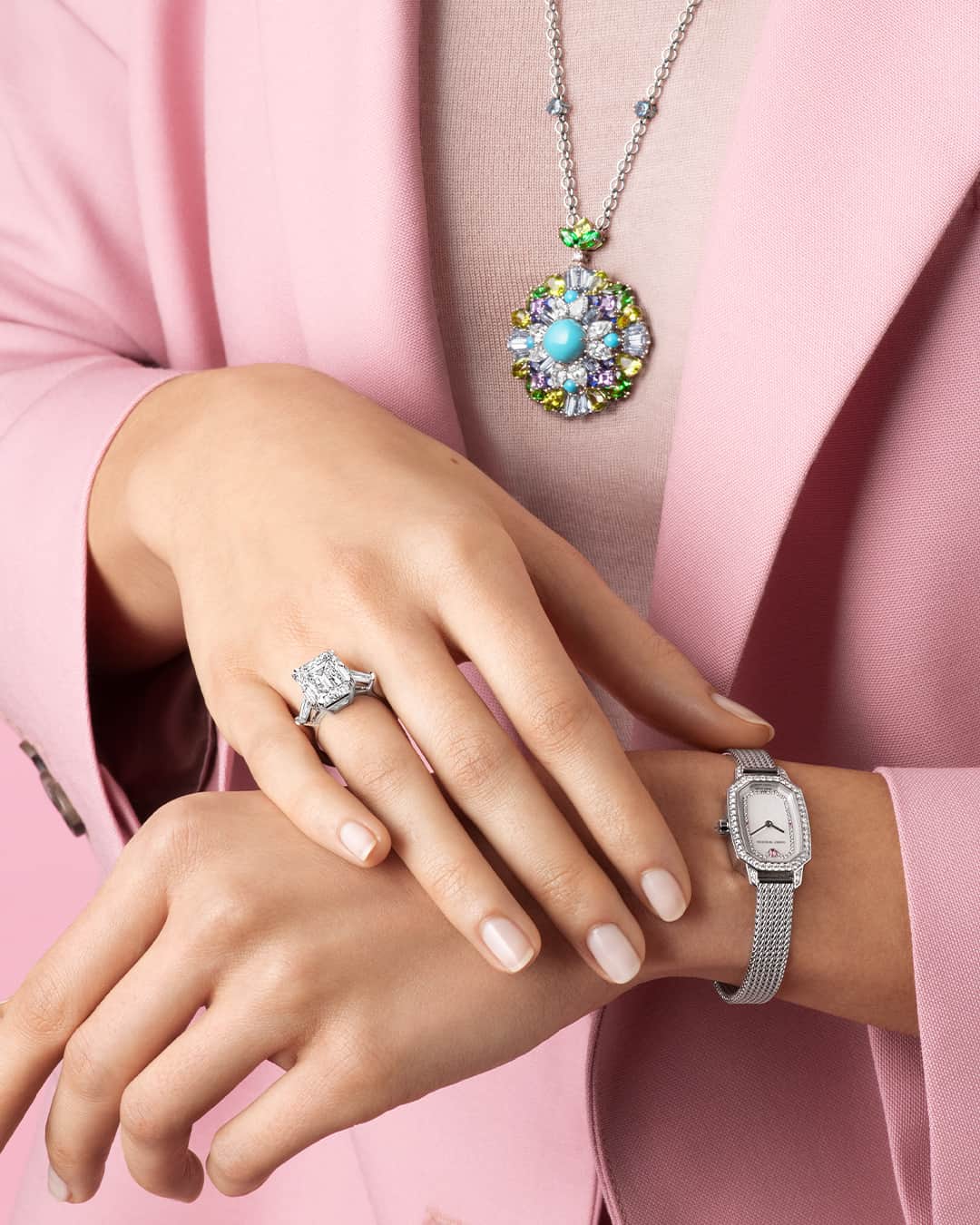 ハリー・ウィンストンのインスタグラム：「Blending luxurious touches with pragmatic details, the Emerald watch is designed to complement all styles of Harry Winston jewels. Complete your look with this chic design—link in bio. #HWEmerald #HarryWinston」
