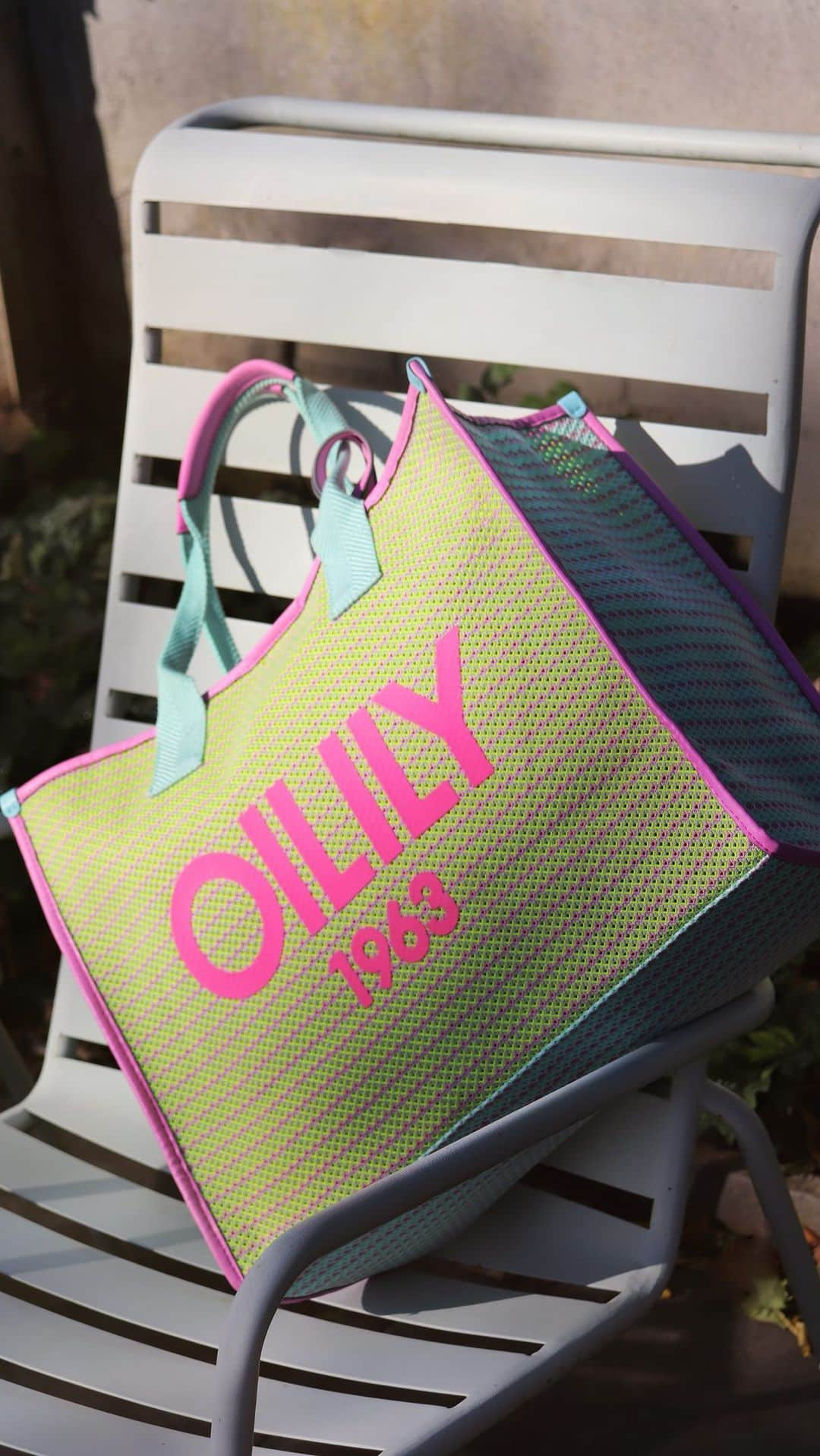 オイリリーのインスタグラム：「New Oilily Quilted Shoppers are in! 🔆⁠ Made of poplin cotton and with lurex embroidered logo. ⁠ Which piece will be your new Spring/Summer favorite?⁠ 1, 2, or 3? ⁠ ⁠ ⁠ ⁠ ⁠ ⁠ ⁠ .⁠ #oilily #oililyworld #abrighttomorrow #printonprint #oililyandme #ss23 #newcollection #newseason #womansfashion #wearcolor #springsummer #fashiontrend #campaignvideo #springvibes #newarrivals #springcollection #springishere #itbag #beachbag #shopper #summerfavorite #handbag #festivaloutfit #festivalbag #travelbag #1963 #newin」