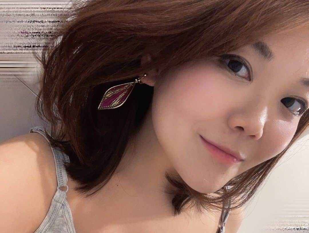 優妃さんのインスタグラム写真 - (優妃Instagram)「横浜ぶらりして、ぶらりんしてる可愛いイヤリングを見つけました。  可愛い可愛い可愛いー😆  中華街には可愛い雑貨やお洋服がいっぱいで可愛いものがくれるパワーってすごいなぁーとわくわくわくのすけ！  こんな風に人が元気になれたり楽しい気持ちにさせられる存在でいたいなーとか思いつつ、エンタメの仕事に想いを馳せておりました🍀（今はゆっくり過ごす日々ですが😳）  コロナ流行前からしばらくお会いできていない私のファンで居てくださるお客様、みんなお元気かなとか、また笑顔でお会いしたいなとか、そんな事を思っています🍀✨  ゆっくりできているおかげで、自分の気持ちに正直になるように心掛けてみております。  断るのも、イヤだって気持ちも、したくない事や、悲しい・腹が立つとか  蓋をしてしまう癖があるんですよ。あ、全然重い話じゃないですよ。むしろ軽い話です。軽くなった話です。  無意識に誰かが喜ぶような選択をする事によって、例えばちょっと無理してしまったり本当はしたくないのになぜか勝手に頑張ってしまう事に気づいたんですよね。自分が選んで行動してる事なので誰が悪いとかってのを言いたいわけじゃないんです。ただ、その瞬間は平気なはずなのに、終わった後や我に帰った時すごく疲れてる事に気付いて。誰かが喜んでくれたからいいや、とか誰も傷つかずに終わったからいいや、とか思ってたけど、あたりまえですよね。だって誰よりも自分の気持ちを無視して蓋をしてたんだから、もし【私の本当の気持ち】と【そういう選択をしてきた私】が友人同士なら、めちゃくちゃ最悪な仕打ちしてるじゃん！！人の気持ち無視すんなや！！って言いたくなりますよね。  それもこれも「私、実はこれされてちょっと悲しかったんだよね😅」的な事をおそるおそる家族に話したら「なんだそんな事✋🏻笑」って軽〜〜く返されて、、、😇😇😇いや私の気持ちはーーー！！！？と久々に決壊しまして😂🌊🌊🏄‍♀️🌊🏄🌊  自分の心の声を 「本当の気持ちで決めていいよ」って姿勢でいるのって大事だなと思いましたとさ🙌🏻🍀  って、イヤリングの事書こうと思ったら、こんな長い話になっちゃった🤣  色々気にしちゃうけど、周りはそんなに私の逐一なんて気にしてないんだな、って良い意味で😆🍀  頑張りもほどほどでいいし、後々「こんなに無理したのに😢」なんて思うくらいなら無理なんてしなくていいし、誰も困らないさ☝🏻✨ってね🤭  てな気持ちで過ごしてるので、ひじょーーに楽です。  もちろん、意思表示は丁寧に、誰かを傷つけず、な表現を心がけたいなと思いつつ🐈  （たまに急に正直すぎる物言いになるのも気をつけよ）  てゆかみんなこんな時代だからラクに生きよ。誰かのために自分に無理させちゃダメだ。 特に大切じゃない人のためにまで自分を苦しめる事ねーです。  #横浜 #中華街 #イヤリング #japan #yokohama #本音」4月19日 0時06分 - puni_yuki