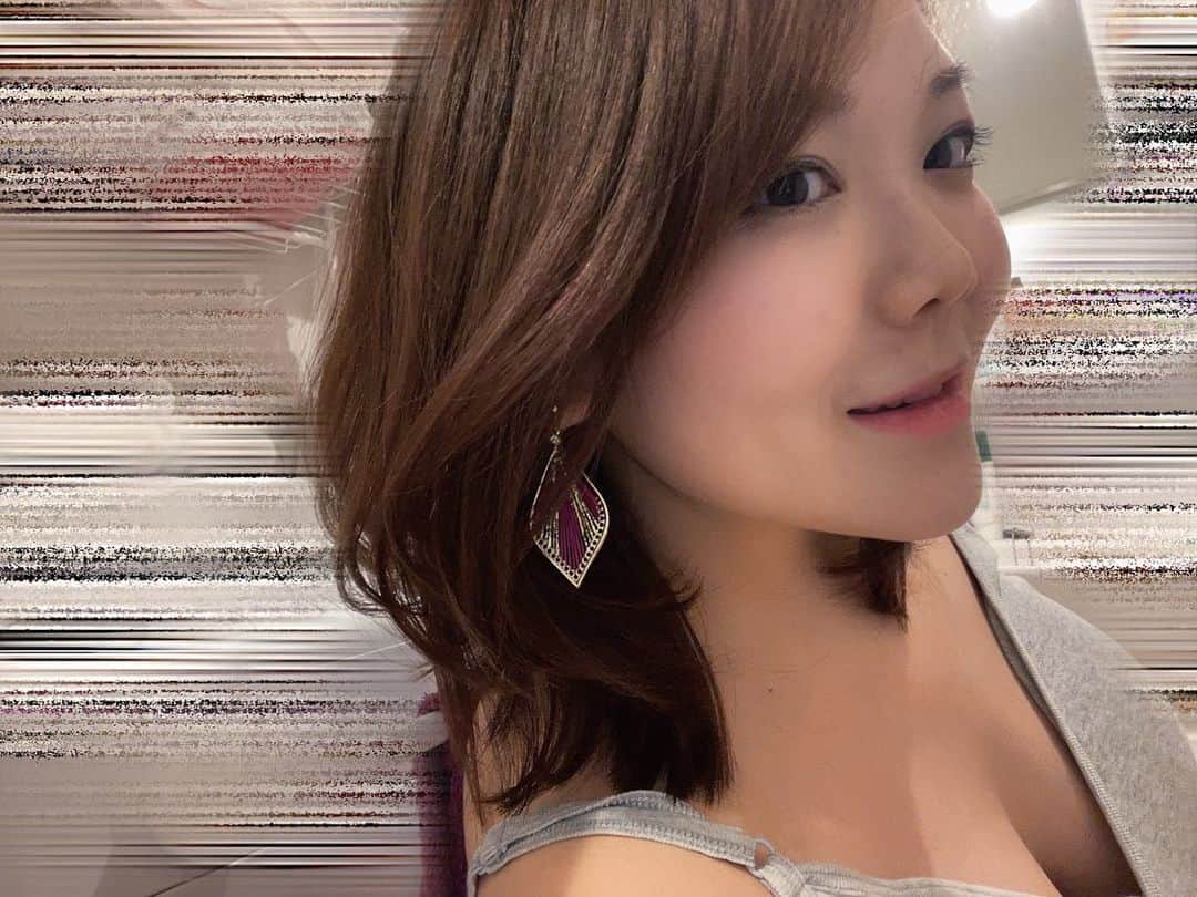 優妃さんのインスタグラム写真 - (優妃Instagram)「横浜ぶらりして、ぶらりんしてる可愛いイヤリングを見つけました。  可愛い可愛い可愛いー😆  中華街には可愛い雑貨やお洋服がいっぱいで可愛いものがくれるパワーってすごいなぁーとわくわくわくのすけ！  こんな風に人が元気になれたり楽しい気持ちにさせられる存在でいたいなーとか思いつつ、エンタメの仕事に想いを馳せておりました🍀（今はゆっくり過ごす日々ですが😳）  コロナ流行前からしばらくお会いできていない私のファンで居てくださるお客様、みんなお元気かなとか、また笑顔でお会いしたいなとか、そんな事を思っています🍀✨  ゆっくりできているおかげで、自分の気持ちに正直になるように心掛けてみております。  断るのも、イヤだって気持ちも、したくない事や、悲しい・腹が立つとか  蓋をしてしまう癖があるんですよ。あ、全然重い話じゃないですよ。むしろ軽い話です。軽くなった話です。  無意識に誰かが喜ぶような選択をする事によって、例えばちょっと無理してしまったり本当はしたくないのになぜか勝手に頑張ってしまう事に気づいたんですよね。自分が選んで行動してる事なので誰が悪いとかってのを言いたいわけじゃないんです。ただ、その瞬間は平気なはずなのに、終わった後や我に帰った時すごく疲れてる事に気付いて。誰かが喜んでくれたからいいや、とか誰も傷つかずに終わったからいいや、とか思ってたけど、あたりまえですよね。だって誰よりも自分の気持ちを無視して蓋をしてたんだから、もし【私の本当の気持ち】と【そういう選択をしてきた私】が友人同士なら、めちゃくちゃ最悪な仕打ちしてるじゃん！！人の気持ち無視すんなや！！って言いたくなりますよね。  それもこれも「私、実はこれされてちょっと悲しかったんだよね😅」的な事をおそるおそる家族に話したら「なんだそんな事✋🏻笑」って軽〜〜く返されて、、、😇😇😇いや私の気持ちはーーー！！！？と久々に決壊しまして😂🌊🌊🏄‍♀️🌊🏄🌊  自分の心の声を 「本当の気持ちで決めていいよ」って姿勢でいるのって大事だなと思いましたとさ🙌🏻🍀  って、イヤリングの事書こうと思ったら、こんな長い話になっちゃった🤣  色々気にしちゃうけど、周りはそんなに私の逐一なんて気にしてないんだな、って良い意味で😆🍀  頑張りもほどほどでいいし、後々「こんなに無理したのに😢」なんて思うくらいなら無理なんてしなくていいし、誰も困らないさ☝🏻✨ってね🤭  てな気持ちで過ごしてるので、ひじょーーに楽です。  もちろん、意思表示は丁寧に、誰かを傷つけず、な表現を心がけたいなと思いつつ🐈  （たまに急に正直すぎる物言いになるのも気をつけよ）  てゆかみんなこんな時代だからラクに生きよ。誰かのために自分に無理させちゃダメだ。 特に大切じゃない人のためにまで自分を苦しめる事ねーです。  #横浜 #中華街 #イヤリング #japan #yokohama #本音」4月19日 0時06分 - puni_yuki