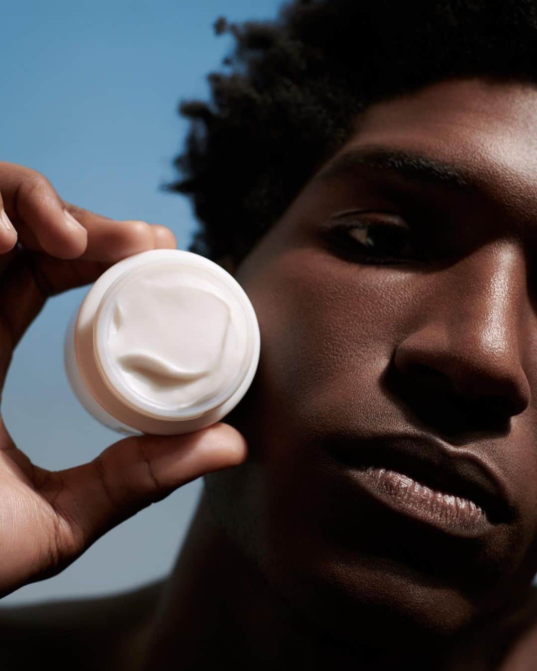 ドゥラメールのインスタグラム：「Stay smooth, keep cool.   With visible youth-renewing Miracle Broth™ and healing moisture, you get The Moisturizing Soft Cream. This lighter-weight cream revitalizes and protects skin’s barrier in a silky feel.   To discover how this skincare favorite can work for you, tap the link in our bio to shop. #lamer #lamerskincare #lamersoftcream」