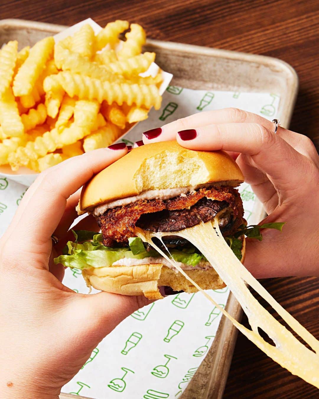 SHAKE SHACKさんのインスタグラム写真 - (SHAKE SHACKInstagram)「If the cheese doesn’t pull you in, this will: the White Truffle ‘Shroom Burger is our first-ever limited-time ‘Shroom menu item. Get your hands on this first-of-its kind favorite.」4月19日 0時08分 - shakeshack