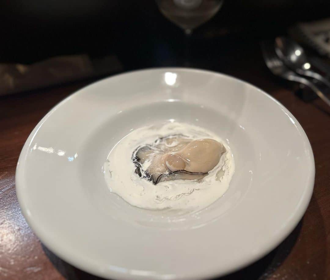 穂川果音さんのインスタグラム写真 - (穂川果音Instagram)「生牡蠣が美味しい季節だー🤤 最近食べ物のことばかり話しているなぁ笑笑 まだまだ食べたい欲が止まりません！困った！ ちなみに写真の牡蠣は健牡蠣🐚 ぷりぷりで、一口で食べたいところを3口で味わって食べました🤤  #春　#牡蠣　#イタリアン　#foodie #東京グルメ」4月19日 0時09分 - hokawakanonn