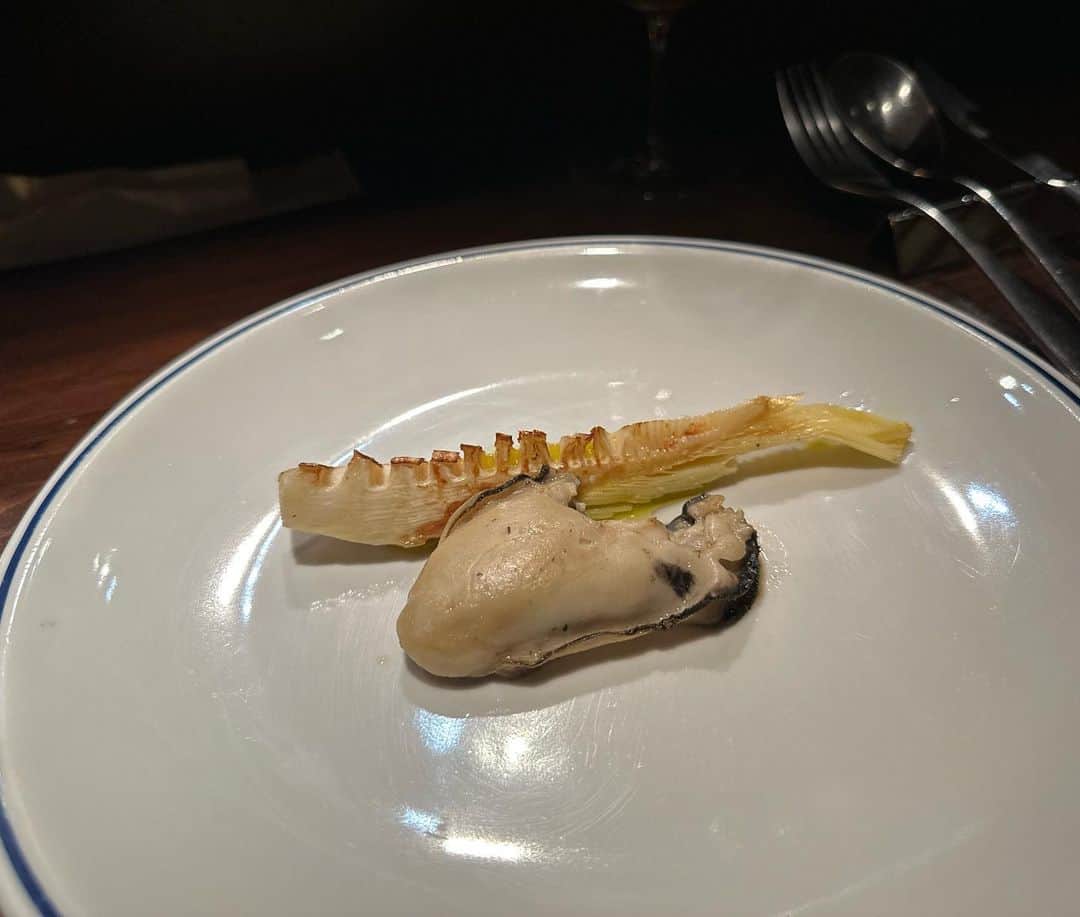 穂川果音さんのインスタグラム写真 - (穂川果音Instagram)「生牡蠣が美味しい季節だー🤤 最近食べ物のことばかり話しているなぁ笑笑 まだまだ食べたい欲が止まりません！困った！ ちなみに写真の牡蠣は健牡蠣🐚 ぷりぷりで、一口で食べたいところを3口で味わって食べました🤤  #春　#牡蠣　#イタリアン　#foodie #東京グルメ」4月19日 0時09分 - hokawakanonn