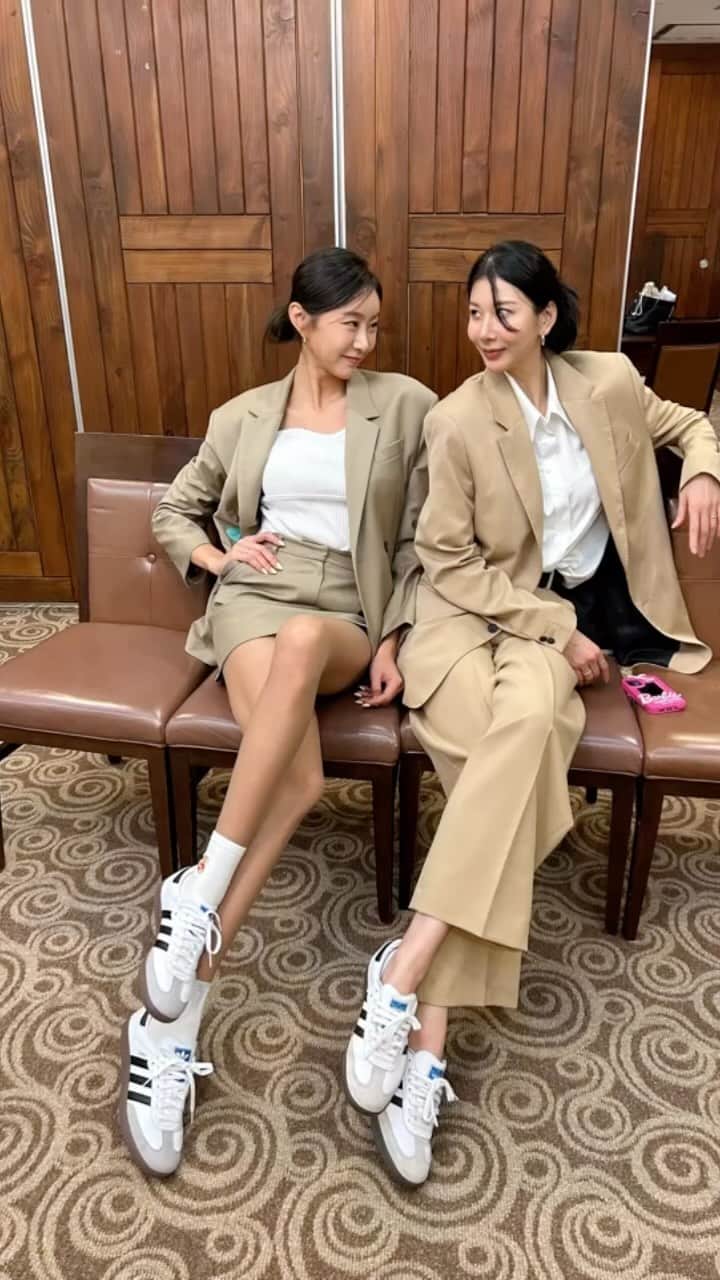 イ・ナリのインスタグラム：「트윈룩 ㅋㅋㅋㅋ 💕👧🏻👧🏻 🎶🎶🎶🎶🎶🎶 mbti 정반대 ^^ 언니는 인싸 나는 아싸. 인싸와 아싸의만남 . 완전 다른데 비슷한 우리우정뽀에버 ❤️ . #베이지룩 #트윈룩 #우리처럼 #🤪 #베이지셋업 #아디다스삼바 #twins #similar #similarlook」