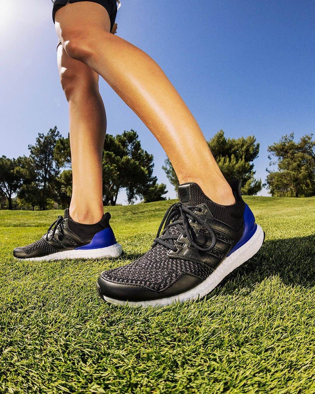 adidas Golfのインスタグラム：「☁️ meets ⛳️  We made an Ultraboost Spikeless Golf shoe inspired by the original Ultraboost sillouette. Full-length Boost cushioning gives you max comfort for all 18-holes.   Available in Unisex sizing on adidas.com and select retailers Friday, April 21.   #Ultraboost #UltraboostGolf #Golf #골프 #ゴルフ#高尔夫」