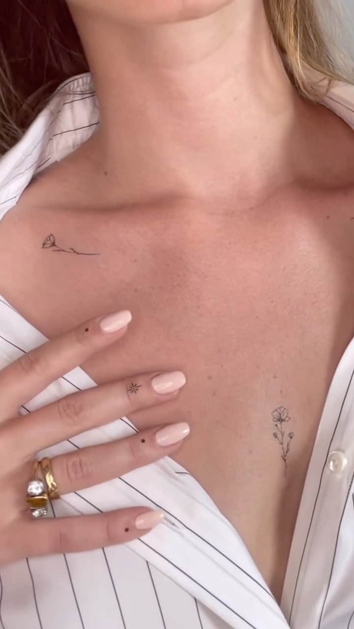 ギーザ・ラガースのインスタグラム：「Tiny, tattooed, dress up with the new @inked.bydani collection」