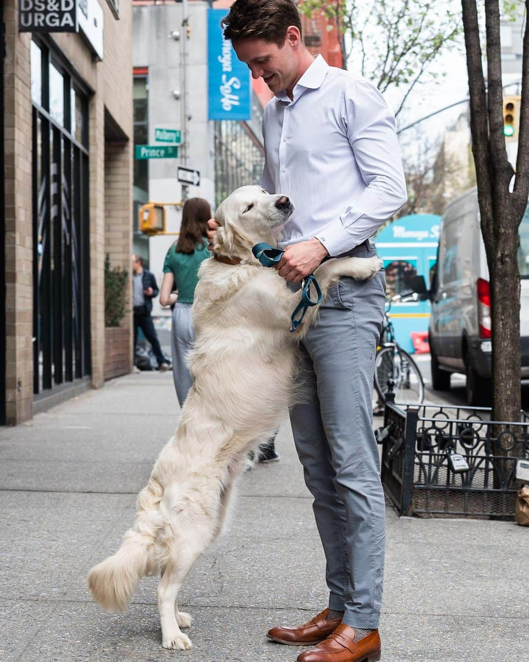 The Dogistさんのインスタグラム写真 - (The DogistInstagram)「Oscar, Golden Retriever (2 y/o), Prince & Mulberry St., New York, NY • “He’s a service dog flunkie from Little Angels in CA, so now he’s my little angel. He didn’t have the ‘attention span’. It’s supposed to be 15 minutes – his is 30 seconds. My friends joke that I can’t bring him on first dates anymore – it’s cheating. Only third dates now.”  When do you introduce your dog to your date?」4月19日 0時14分 - thedogist