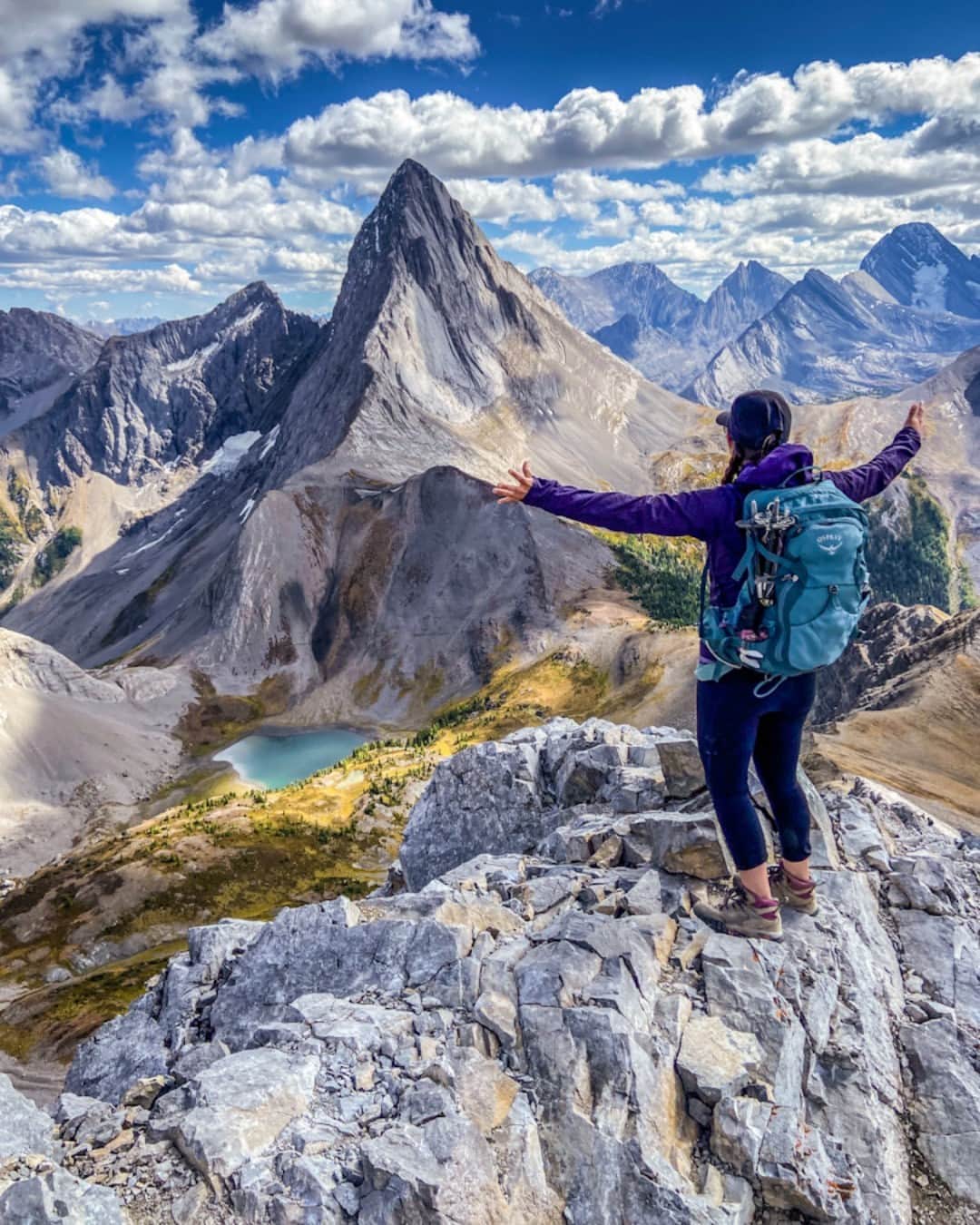 オスプレーのインスタグラム：「Lost in the beauty of our planet. 🌍❤️ | 📷 @saratreks | Featured pack from the Manta Mira series | #OspreyPacks」