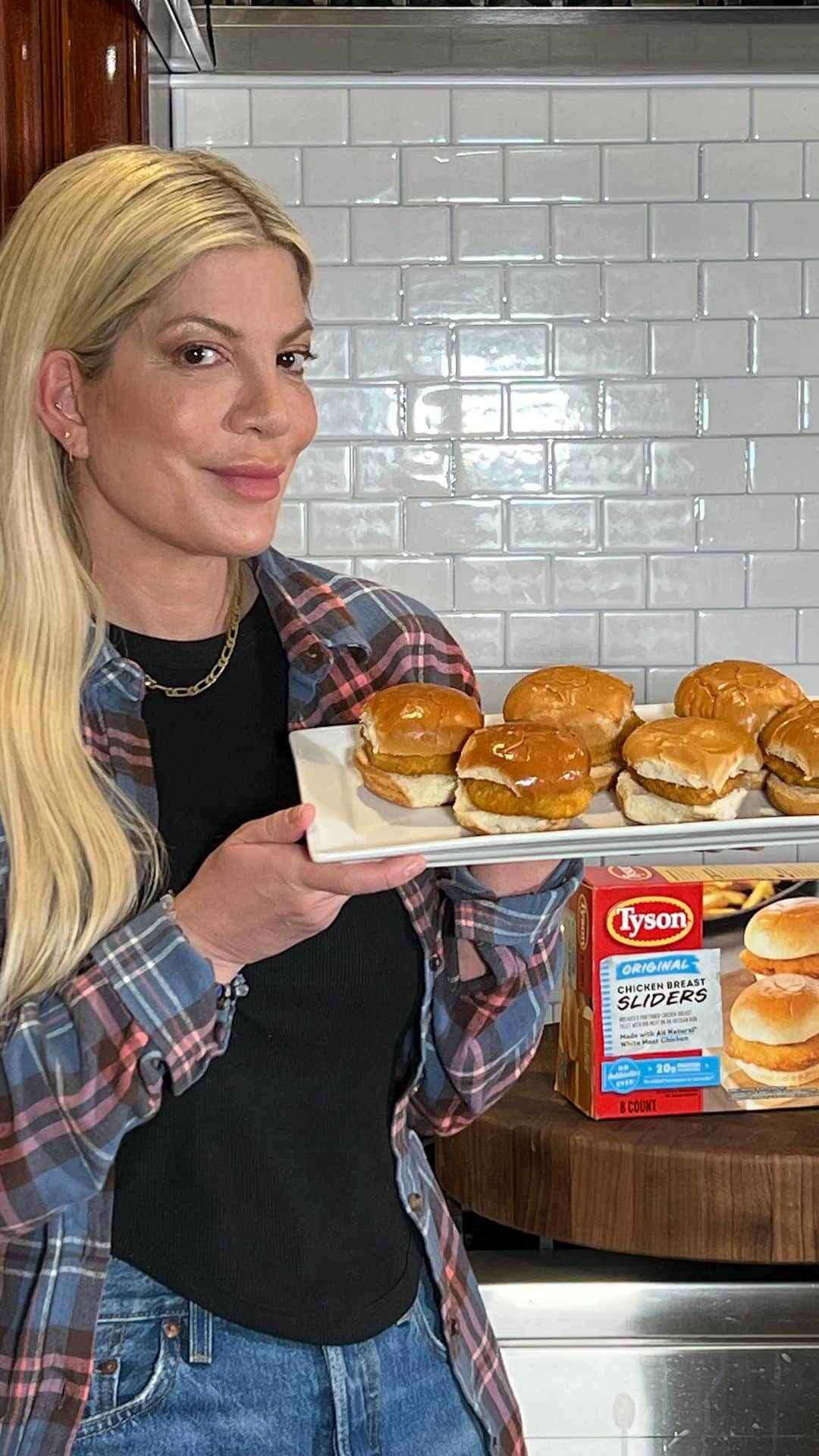 トリ・スペリングのインスタグラム：「#ad The new @tysonbrand chicken sliders are so amazing and as a family we love feeling like we are having restaurant quality sliders, but we can easily prepare and eat at home as a family! Find them at your local @krogerco @ralphsgrocery! #familynightin #momwin #tysonatkroger」