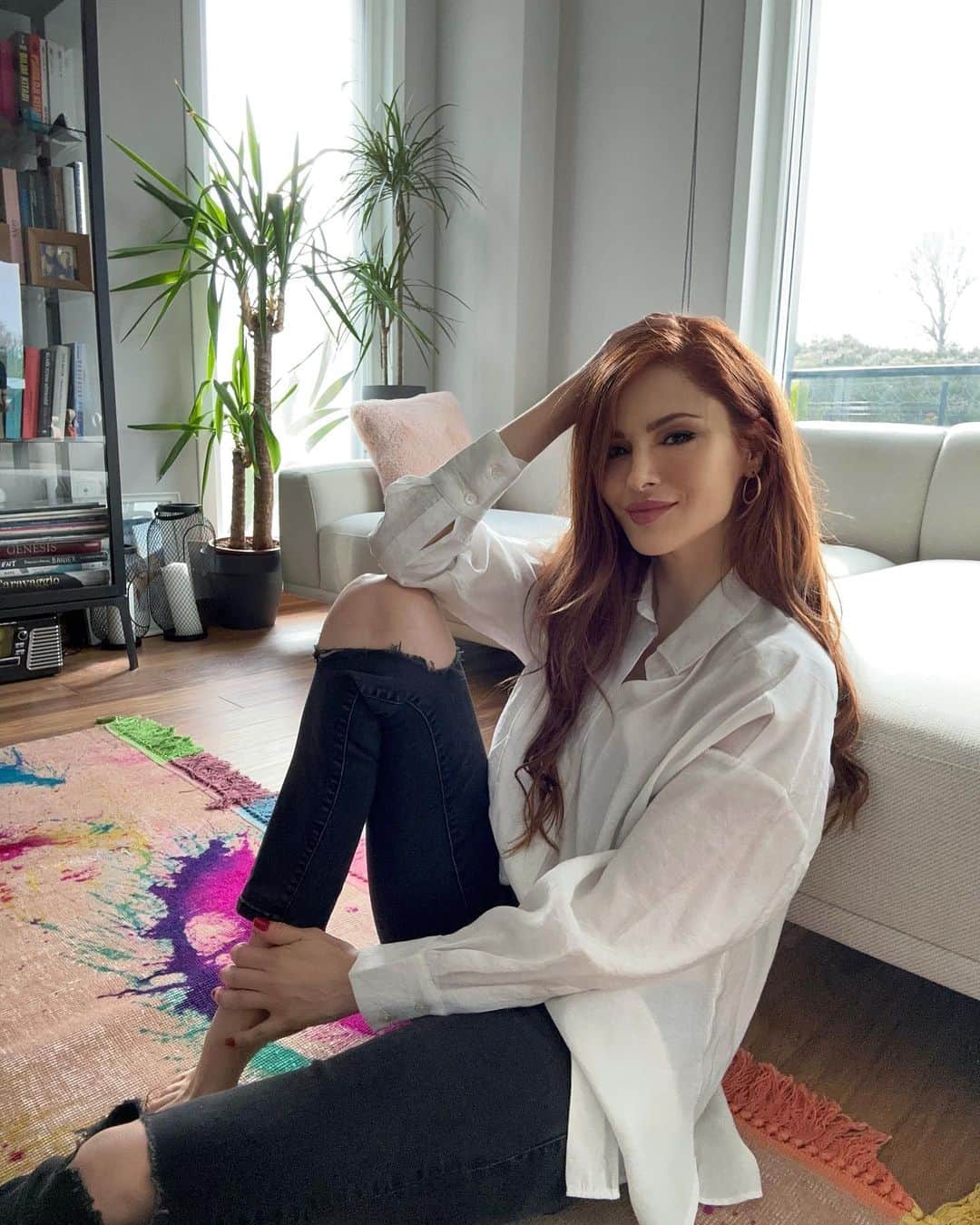 Mine Tugayのインスタグラム：「Ben evime en beğendiğim halıları seçtim, siz de empera.com dan benim seçtiklerime göz atın derim:)  #reklam #işbirliği」