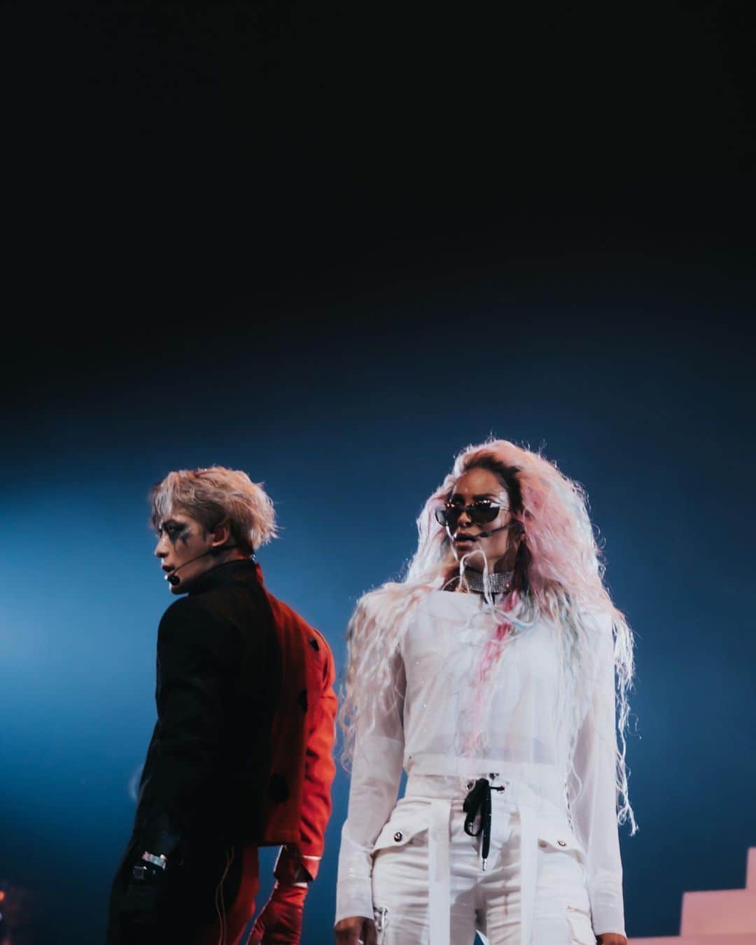 ジャクソンのインスタグラム：「#SLOW - Jackson Wang & Ciara Out Now Link in BIO . @ciara  She is a legend and an icon A dream , an inspiring experience for me artistically & personally ❤️ . Stay tuned for Slow MV and #MAGICMAN2  . LINK IN STORY . #JacksonWangandCiara #JacksonWangCoachella #TEAMWANGrecords @teamwang @88rising   📸 by @lindseyblane @deaniechen   I’m back on socials and on the run for #MAGICMAN2  Talk to me 💋」