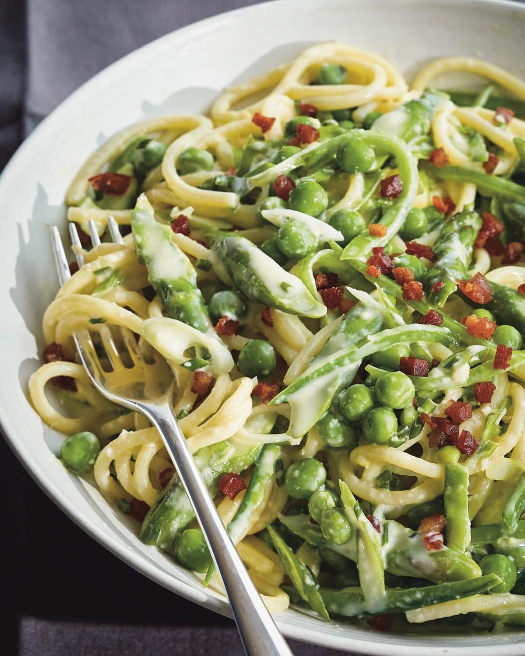 アイナ・ガーテンのインスタグラム：「Spring Green Spaghetti Carbonara is a great weeknight dinner that’s full of spring vegetables like asparagus and snow peas, a creamy sauce with Parmesan cheese, plus lots of crispy pancetta. It's easy enough to make for a cozy night at home but special enough to serve to company. And it's so delicious! Recipe linked in bio. 💚💚💚  📸: @quentinbaconphoto」