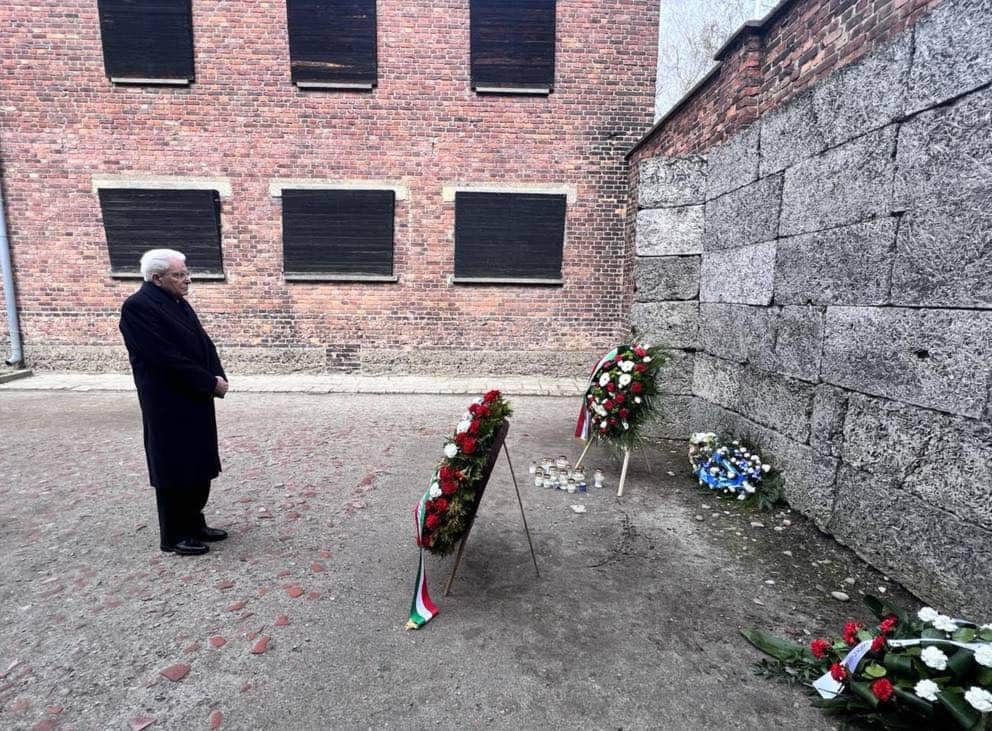 マッテオ・レンツィのインスタグラム：「Sergio Mattarella oggi in raccoglimento ad Auschwitz: grazie Presidente per questo gesto semplice e potente. Mai più」