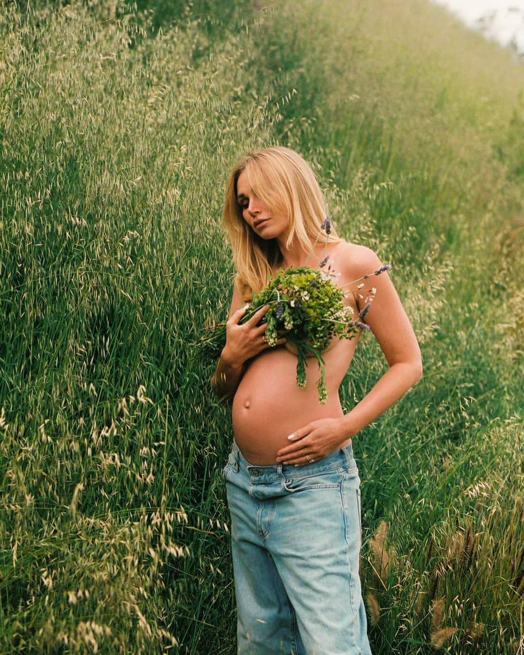 アリッサ・ジュリア・スミスのインスタグラム：「After many months of feeling bleh and blah… I’ve finallyyy entered the goddess phase of this pregnancy 🌾🌼🫶🏼  Film in the hills with @daradanen  #5monthspregnant」