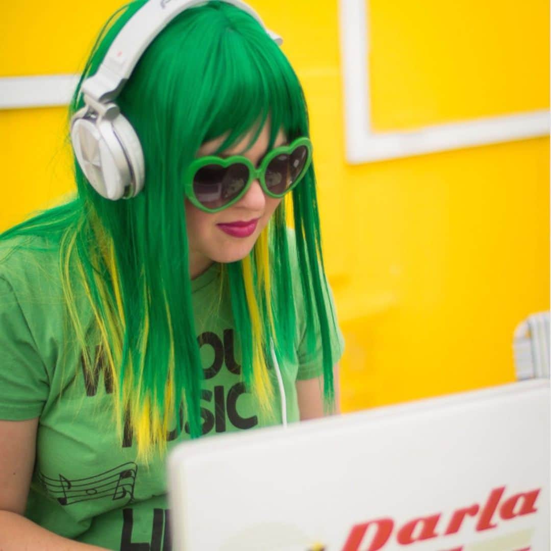 シービーズさんのインスタグラム写真 - (シービーズInstagram)「"Listen to your inner voice and don't let others bring you down. You know the answers, you know what you want to do—so just go for it." - Darla Bea, a DJ located in Santa Barbara, CA.   SeaVees was reborn when our founder turned a daydream into a day job.  In the #daydreamer series, we're sharing the inspiring stories of people making their dreams a reality.  Head to our stories for more.   #daydreamer #entreprenuer #dj #followyourdream」4月19日 0時42分 - seavees