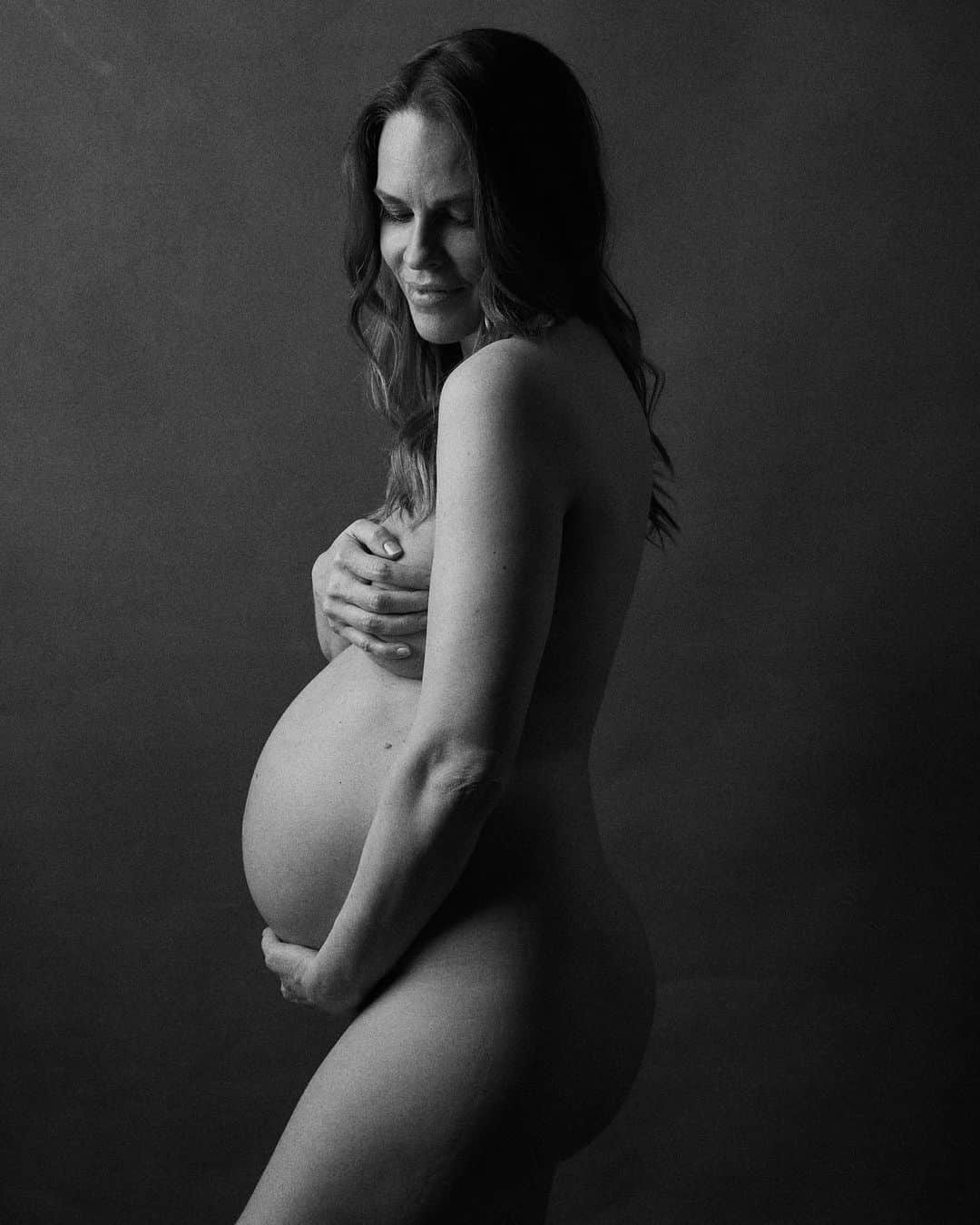 ヒラリー・スワンクのインスタグラム：「Thank you @brianbowensmith for capturing one of my favorite moments in time, being pregnant (next to having my babies earth-side and meeting and marrying my husband 💝) I was 27 1/2 weeks here.🤰🏽🥰  Your extraordinary talent and steadfast friendship are supreme 💞」