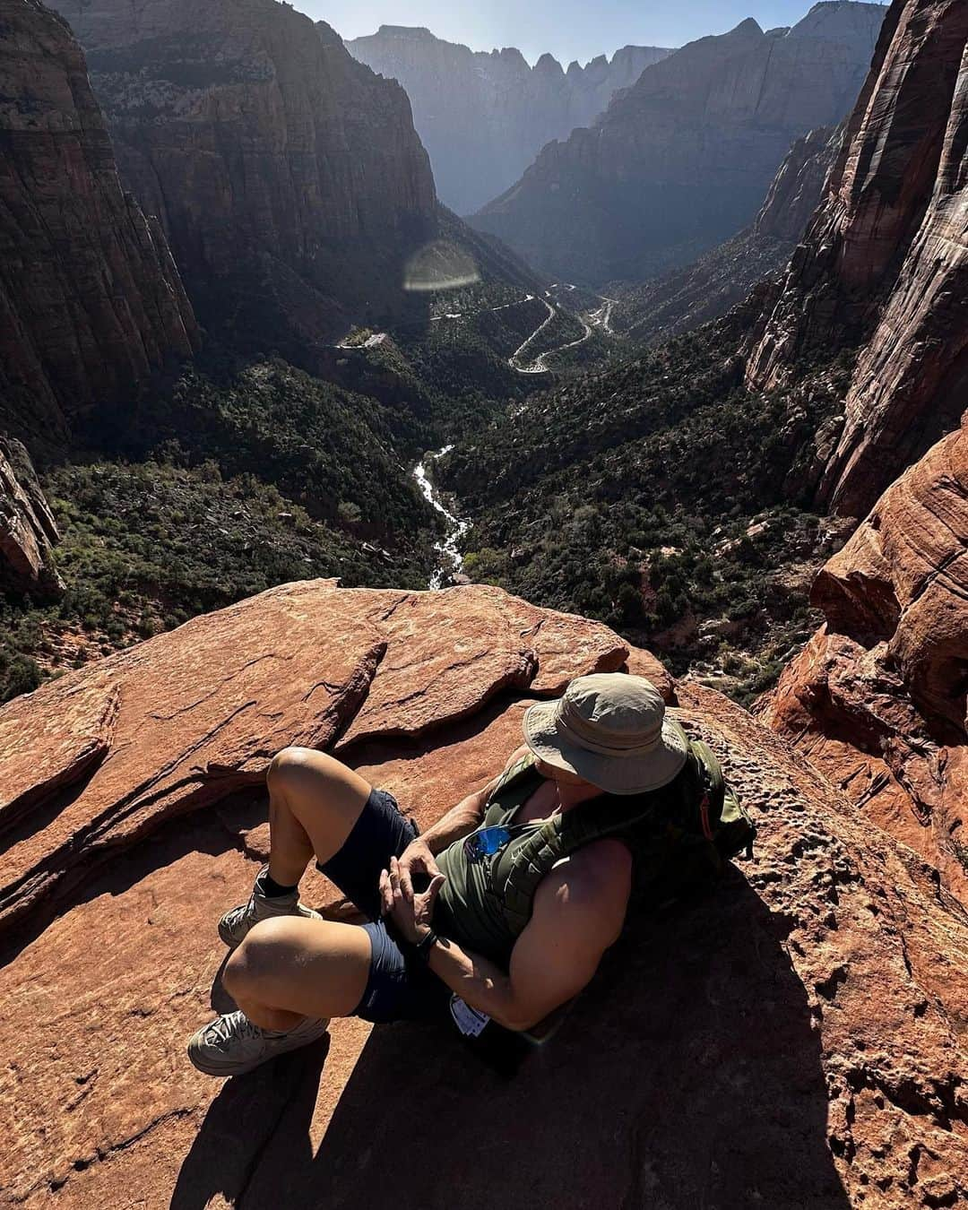 スティーブ・クックさんのインスタグラム写真 - (スティーブ・クックInstagram)「Weekend photo dump! Golfing at @sandhollowresort, helicopter ride in Zion, and of course training at @fitnessculturegym」4月19日 0時57分 - stevecook