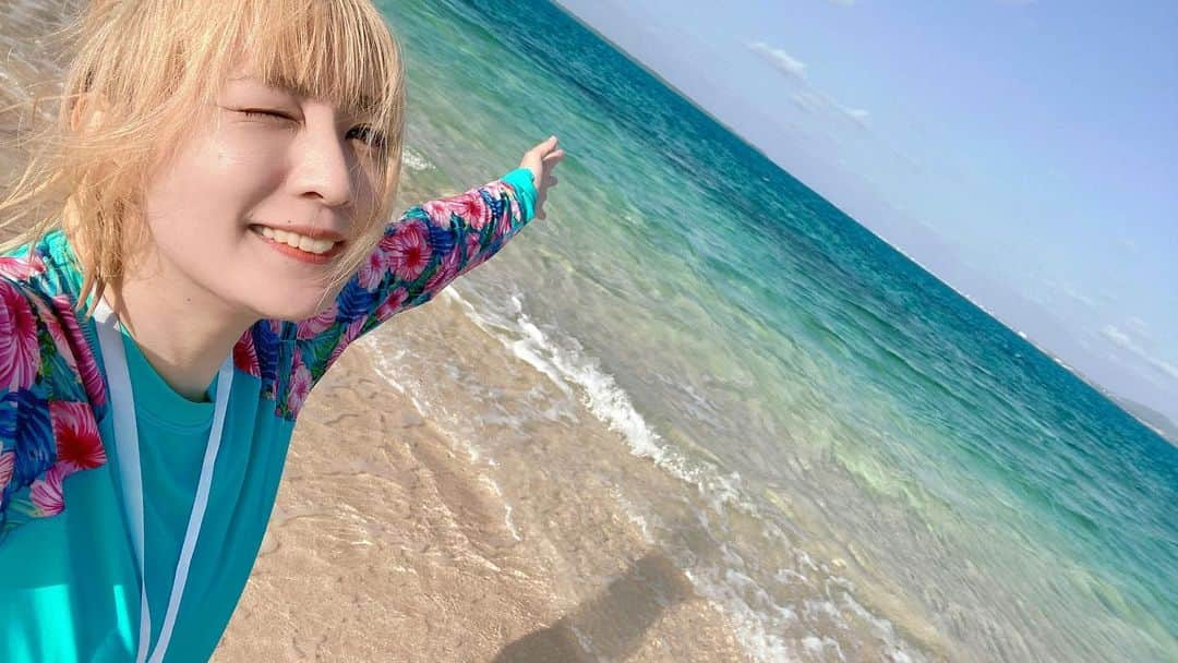 ひらさわあくびのインスタグラム：「1年ぶりのリフレッシュ旅でした🐠✨1年前、島に行った時わたしがムカデに刺されたことがきっかけで仲良くなった島の人やその仲間たちとたくさん笑ってたくさん呑んで色んな島の話を聞かせてもらったり、神聖な島の踊りを教えてもらったり、綺麗な景色を見せてもらったり、"人を楽しませること"について語ったり、本当に人間の器の部分を綺麗にさせてもらう貴重な時間を過ごせました。 人間同士の純粋な心が通い合う時間って、本当に大切なんですね。忙しない日々の中で邪念が宿る虫歯みたいなものがちらほらとできていていることに気付けないもので。　5泊滞在して今日帰りの船に乗って外を見たら近くを並走する船があって、よくみると島の友達でした😭 『またね！みーはいゆー』島の言葉で"ありがとう"の意味です。純粋な優しさに帰りの船で号泣して、また来年みんなに会いに来ようと強く決めたのでした！！！ そしてパワーチャージ完了したフルパワーあくびは5月からワンマンツアーがはじまるので！みんなに元気をお届けするぞと心に誓うのでした🔥🔥🔥」