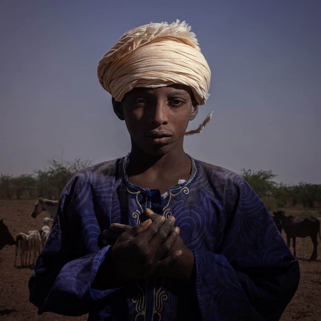 Keith Ladzinskiのインスタグラム：「A young Shepard boy posing for a portrait at a well on the outskirts of Agadez, Níger. In the arid Sahara, there’s nothing more precious than water, and there wells are a melting pot of culture and community. This was a particularly memorable day on this assignment for @natgeo」