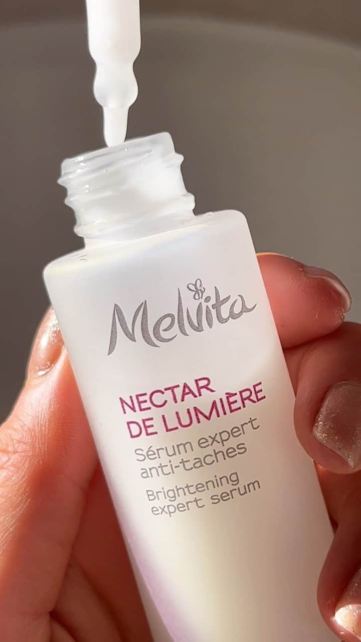 Melvita Officialのインスタグラム：「Un concentré de lumière ✨  Quelques gouttes du sérum expert anti-tâches Nectar de Lumière suffisent pour révéler l’éclat de votre peau ! Son secret ? L’Algue Iridescente qui agit sur les taches et réactive la luminosité du teint !  Pour se le procurer, c’est sur Melvita.fr ! Lien en bio 🤍  #Melvita #Nectardelumiere #brighteningserum #organicskincare」