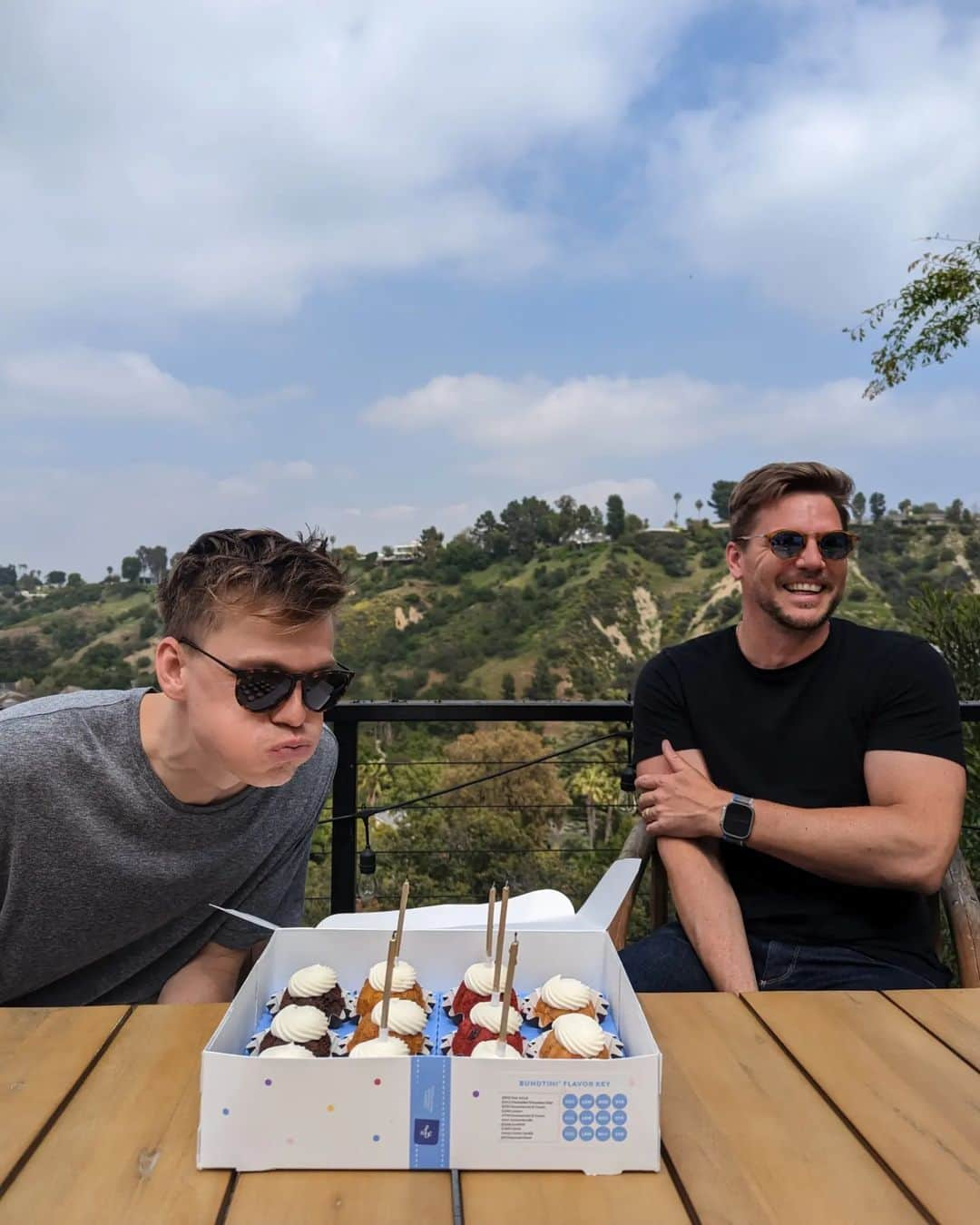 カスパー・リーさんのインスタグラム写真 - (カスパー・リーInstagram)「Early bday party w members of our LA team at the @mvemanagement office !! absolutely loved spending time in sunglasses with everyone 🇺🇲」4月19日 1時05分 - caspar_lee