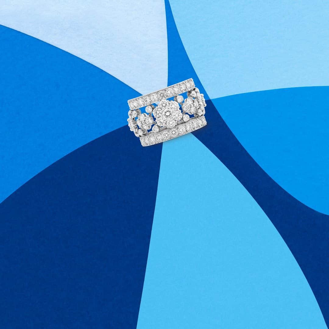 ヴァンクリーフ&アーペルさんのインスタグラム写真 - (ヴァンクリーフ&アーペルInstagram)「Discover a precious set of Snowflake High Jewelry creations, celebrating the timeless beauty of diamonds in the @jeremiefischer_illustration' universe.   #VCAsnowflake #HighJewelry #VanCleefArpels #VCAdiamond  #VCAearrings #VCAring #diamonds」4月19日 0時58分 - vancleefarpels