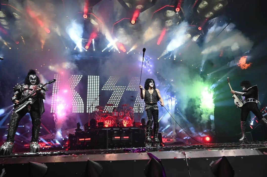 KISSのインスタグラム：「#BRASILIA! Are you ready for us?!? We’re ready for YOU!! Make some noise tonight at Arena BRB Mané Garrincha! #EndOfTheRoadTour」