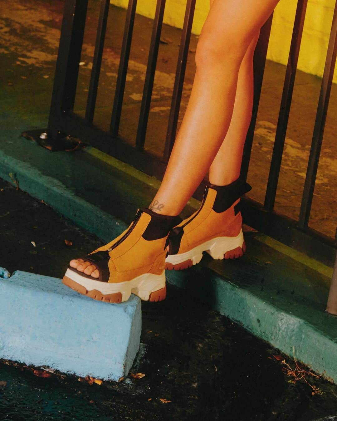 ティンバーランドさんのインスタグラム写真 - (ティンバーランドInstagram)「Boot 🤝 Sandals  The new Timberland® Boot Sandals are here to freshen up your Spring rotation for festival season.  The women’s Adley Way Boot Sandals and men’s Greenstride™ TBL® Edge Boot Sandals merge the protection of a boot with the comfort of a sandal.  Available now worldwide. Tap to shop.  #Timbs #Timberland50 #BootSandal #BuiltForTheBold」4月19日 0時57分 - timberland