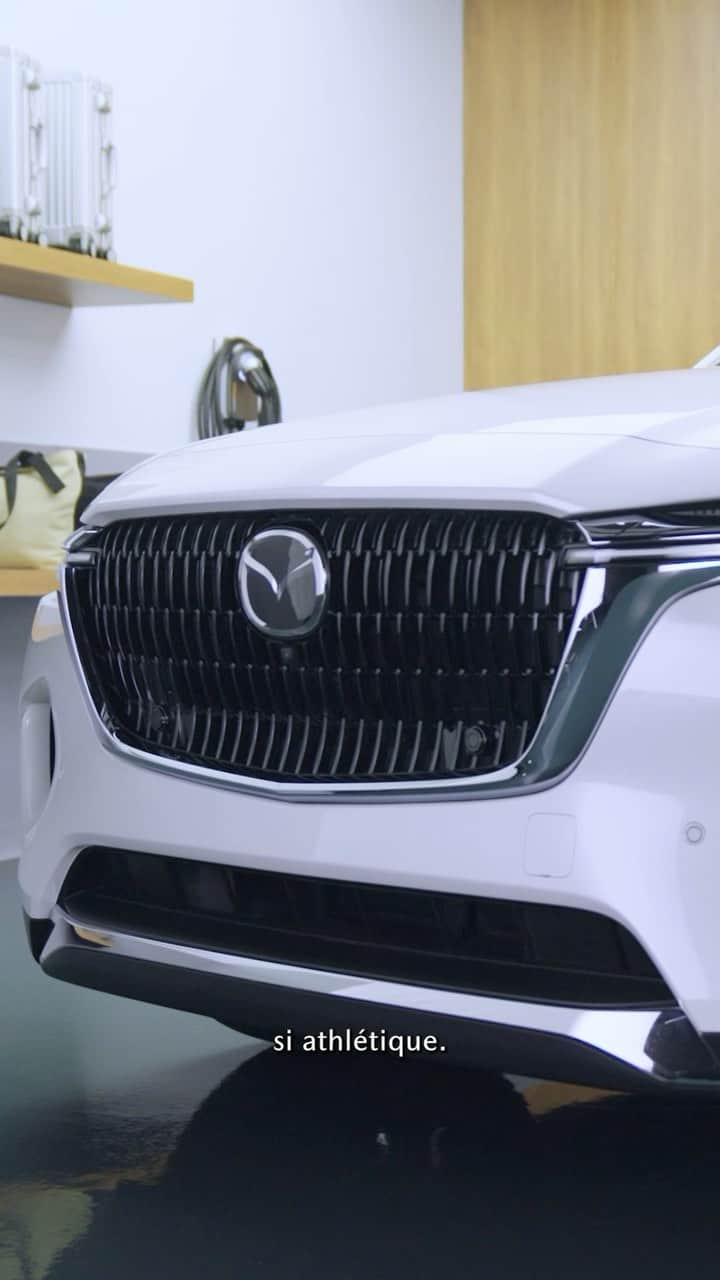MAZDA Canadaのインスタグラム：「Le #MazdaCX90 offre une maniabilité fluide grâce à sa plateforme axée sur les performances, avec une traction intégrale qui privilégie les roues arrière, pour une conduite très réactive et exaltante. Cliquez sur le lien dans la bio pour en savoir plus. #CX90 #MazdaCanada」