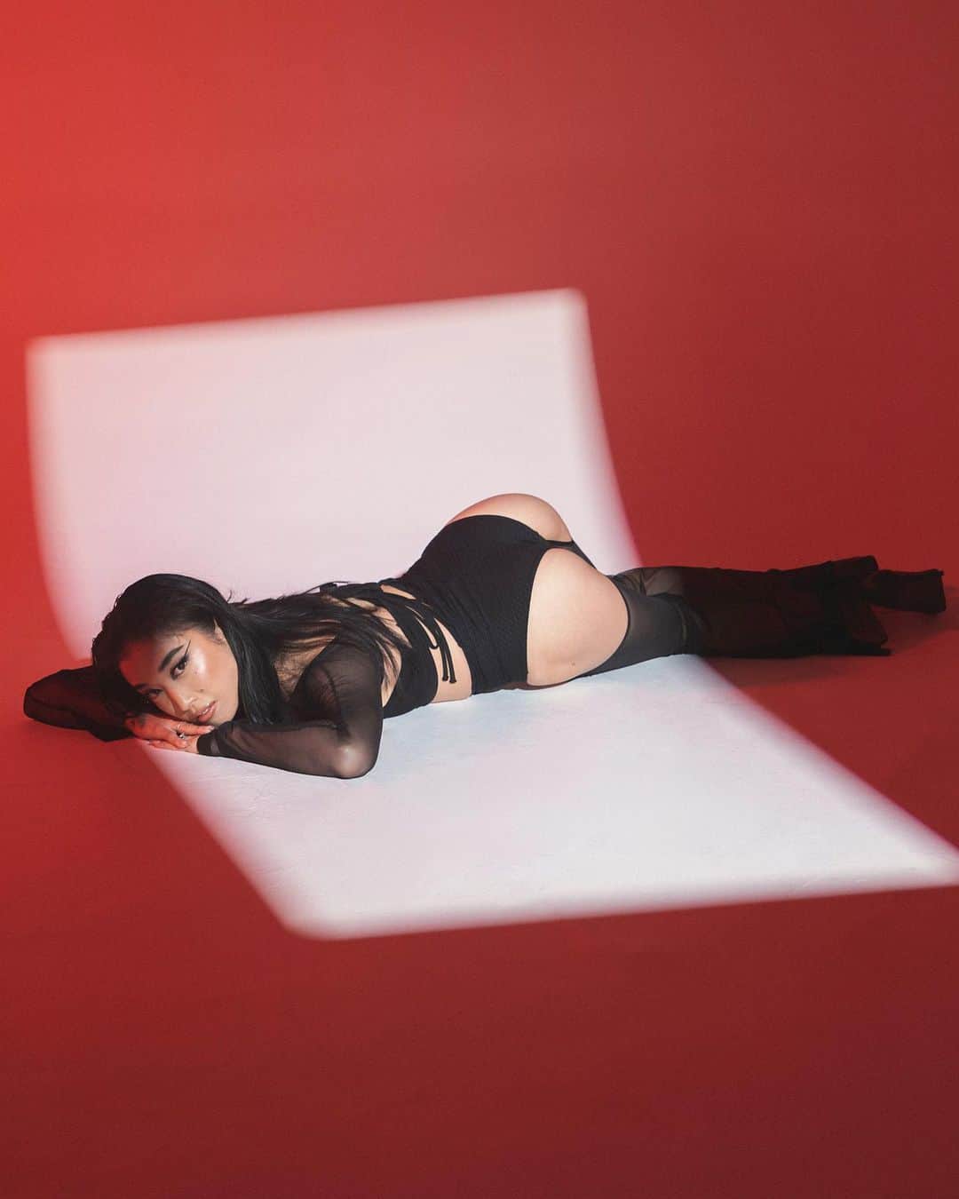 のインスタグラム：「THE RED.   Shot by @eyeofmoncef  Make up by @tayashawki  📍 @rtg.studios   #photoshoot #losangeles」