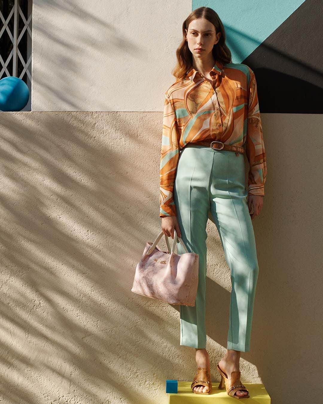 プリマクラッセのインスタグラム：「Pink is not just a color: it’s an attitude! Go bold and have fun matching our #GeoIris bags with the playful #MaxiPetals print. 🌸  #AM1C #SummerPlayground #MyInnerSpace #SS23」