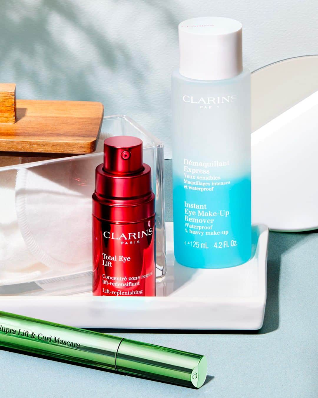 Clarins Italiaさんのインスタグラム写真 - (Clarins ItaliaInstagram)「I nostri occhi chiedono cura e protezione, ogni giorno.  Dal trattamento contorno occhi giusto per le nostre esigenze, al nostro mascara preferito, senza dimenticare mai l’importanza di struccare correttamente gli occhi, ogni sera prima di andare a dormire.  Lo struccante occhi bifasico Clarins rimuove il make-up waterproof o più intenso, elimina residui e impurità in tutta delicatezza, lenisce e fortifica le ciglia. 💧  #Clarins #ClarinsItalia #MakeUp #MakeUpLover #beautyroutine #beautytips」4月19日 1時00分 - clarinsitalia