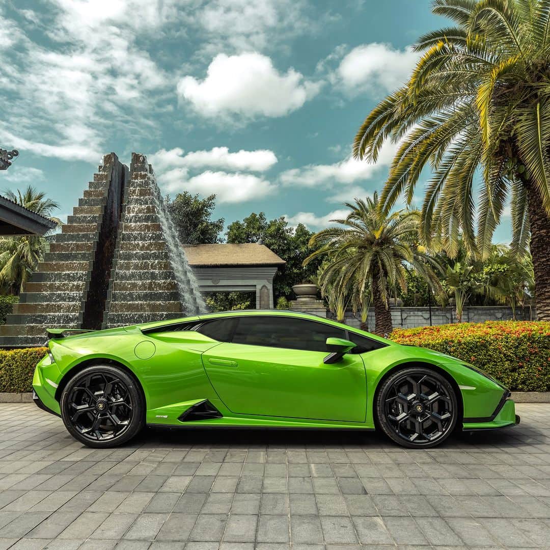ランボルギーニさんのインスタグラム写真 - (ランボルギーニInstagram)「Combining pure driving experience with what you always dreamed of feeling at the wheel. This is one of Huracán Tecnica's many strengths. With its top speed of 325 km/h, it will take you on an unforgettable ride. No doubt about it.  #Lamborghini #HuracanTecnica #TakeAllYourSoulsToDrive __ Huracán Tecnica: fuel consumption combined: 14,5 l/100km (WLTP); CO2-emissions combined: 328 g/km (WLTP)」4月19日 1時00分 - lamborghini