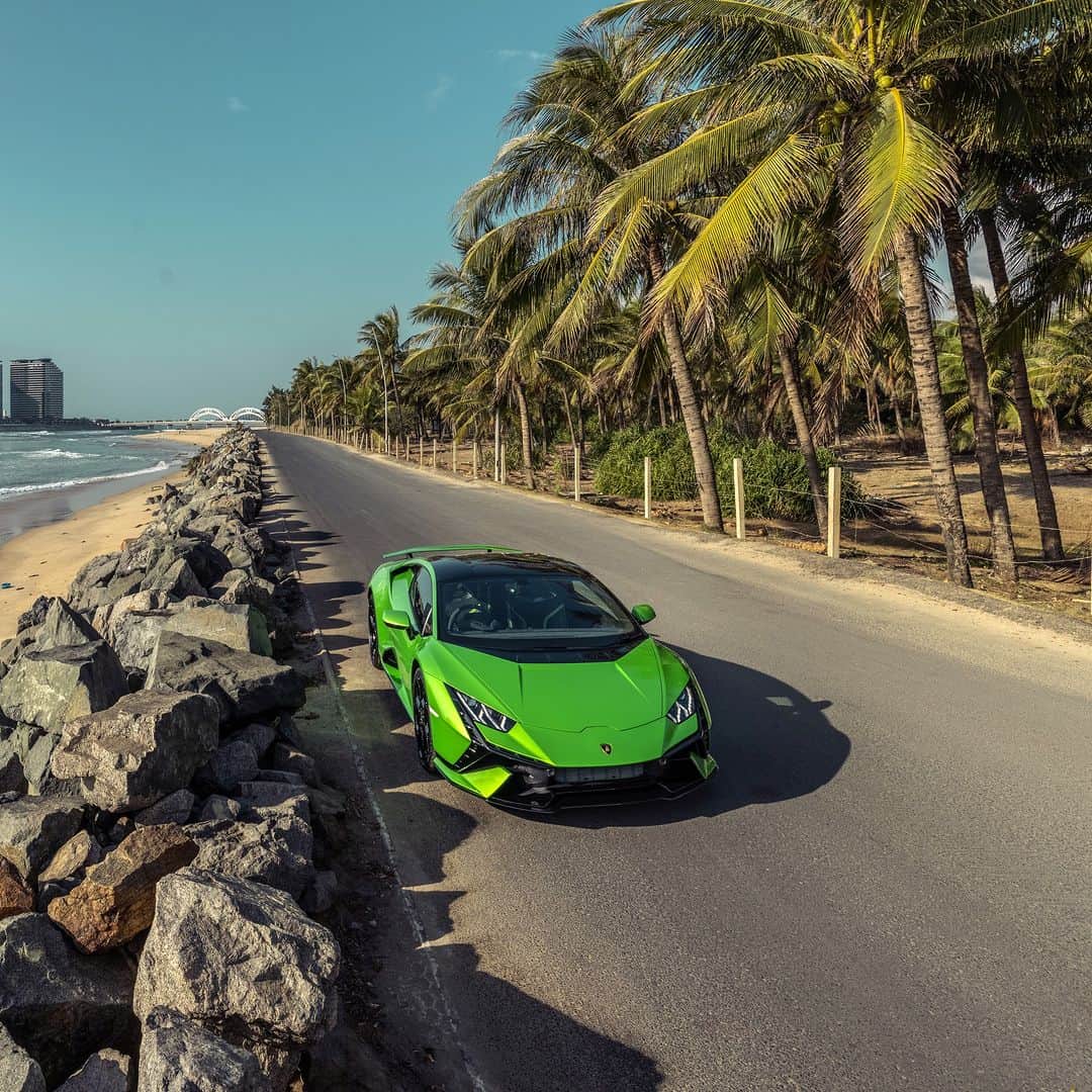 ランボルギーニのインスタグラム：「Combining pure driving experience with what you always dreamed of feeling at the wheel. This is one of Huracán Tecnica's many strengths. With its top speed of 325 km/h, it will take you on an unforgettable ride. No doubt about it.  #Lamborghini #HuracanTecnica #TakeAllYourSoulsToDrive __ Huracán Tecnica: fuel consumption combined: 14,5 l/100km (WLTP); CO2-emissions combined: 328 g/km (WLTP)」
