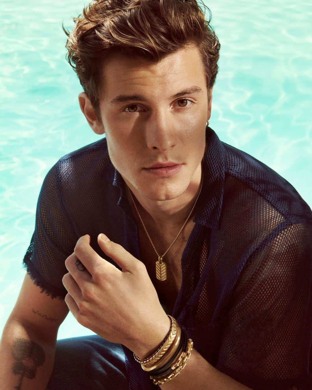 デイビット・ユーマンのインスタグラム：「Warmer days ahead. @shawnmendes wears our Chevron Tag and bracelet in the City of Angels.   #ShawnMendes #DavidYurman #necklace #jewelry」