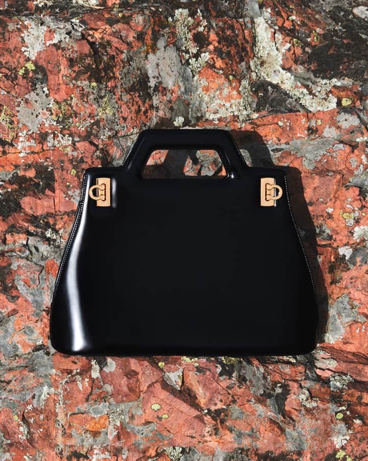 サルヴァトーレ・フェラガモのインスタグラム：「NATURAL TEXTURES. WANDA IN POLISHED BLACK LEATHER WITH GOLDEN GANCINI PLAQUES.​ ⠀ #FERRAGAMOSS23​⠀ #FERRAGAMOWANDABAG」