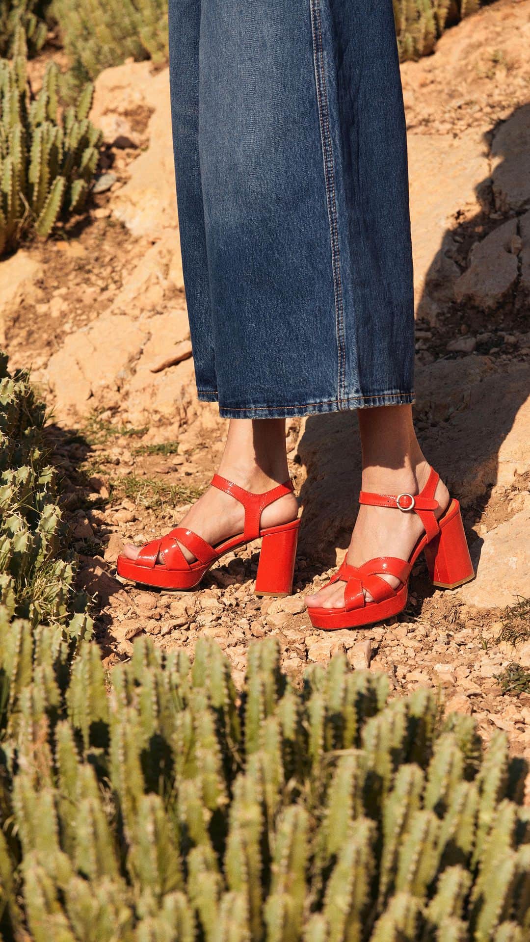 メローイエローパリのインスタグラム：「L’atout charme de votre été le voici. Elles s’appellent Laure, elles sont à talons, en cuir verni orange parfait en toutes circonstances. Vous sentez la paire que vous allez dégainer à chaque occasion ? C’est elle. 🔥   📍 Fabrication au Portugal   #mellowyellowparis #shoes #chaussures #sandales #shoesaddict #lookdujour」