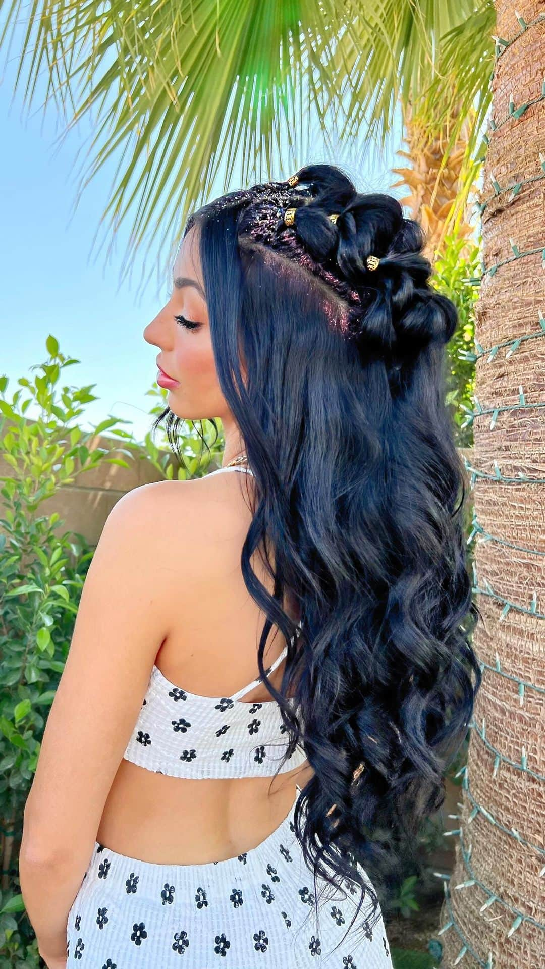 オードリナ・パトリッジのインスタグラム：「16 TRENDING FESTIVAL HAIRSTYLES from weekend 1 in the Palm Springs Desert 🌵💕✨ We had so much fun styling all these girlies in our festival glam suite, we are obsessed with how these Beachwaver hairstyles and @tartecosmetics makeup looks turned out 💕💕💕  #festival #festivalhairstyles #festivallooks #festivalhair #festivalmakeup #hairstyles #braids #spacebuns #buns #halfup #hairgoals #hairinspo #festivalhairinsporation」