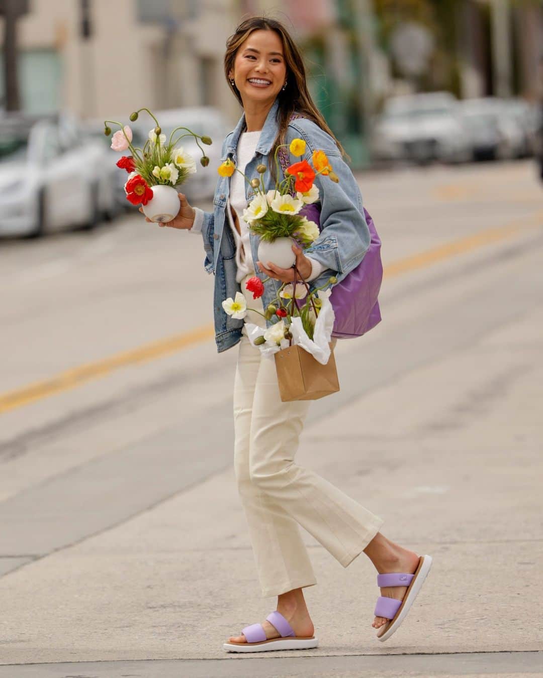 のインスタグラム：「Spotted: @jamiejchung stepping out in the new Alane slide. We recommend this spring staple  for everything from flower runs (à la Jamie) to poolside picnics and carpool pickups.」