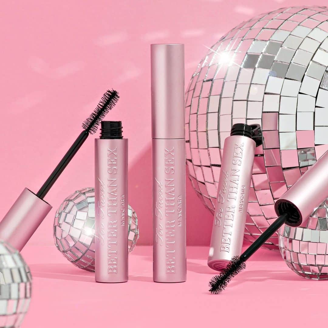 Too Facedのインスタグラム：「OMG! Our Friends and Family Sale is here!! 🛍️❤️ Get up to 30% off our beauty must haves now on toofaced.com! Run, don't walk! 😍 #toofaced #tfcrueltyfree #betterthansex」
