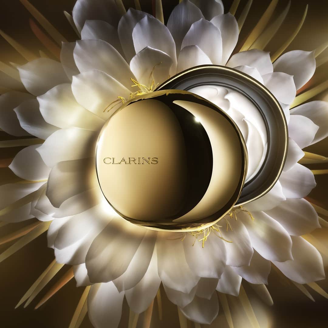 ClarinsUKさんのインスタグラム写真 - (ClarinsUKInstagram)「Introducing Clarins Precious La Crème, born of French savoir-faire. The exceptional power of the rare Moonlight Flower has been harnessed by Clarins to preserve skin's youthful appearance. ⁣ ⁣ #ClarinsPrecious #MoonlightFlower #AsRareAsYou」4月19日 1時02分 - clarinsuk