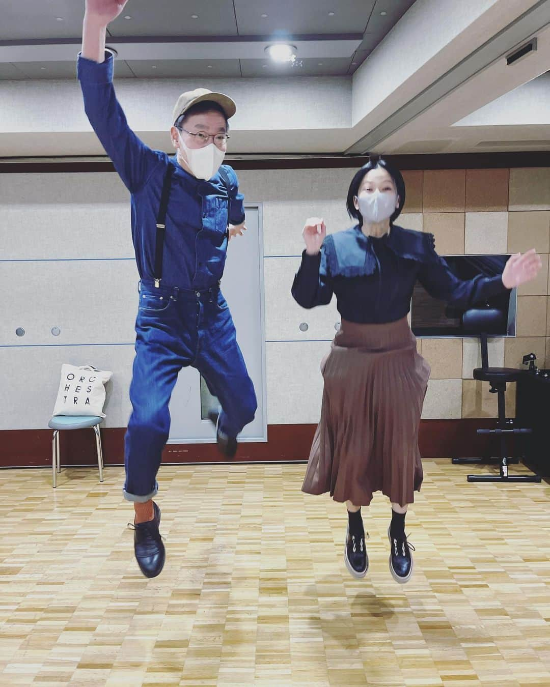 石垣優さんのインスタグラム写真 - (石垣優Instagram)「rehearsal✴︎* ピアノ、オシャレな #山本隆二 さんと @ryuji_moss  5月7日の #はいさいFESTA 用リハーサルしてきました🫶🏻 . 今回はエイサー隊の #琉神 の皆さんと コラボもあります🥹💓 @ryujin.office  めっちゃ豪華！絶対盛り上がる！！たのしみ🔥 はいさいFESTAは終始『わーい🙌🏻』と歌っていきます！ ぜひぜひ、一緒にワイワイしましょ🌺 . ちなみに、 ５／14の下北沢での鹿島さんとミトンさんとのLIVEは さらに時間たっぷり…しっとり…聞き応えたっぷりを目指し LIVEを組み立てることになりました🌞 . ５／21の長崎LIVEは ずっと歌っていなかった #やなわらばー 曲を 久々に歌うことになりました😳 . ３つのLIVE、全く違う個性で、 セトリもそれぞれ特別曲を加えて、 違う楽しみ方ができる時間になります！！ またSNSでお知らせをしていきますね❤︎** . 五月🎏はLIVE月間！一緒に楽しんでいきましょ💓 #石垣優 #yuishigaki  . 写真はなぜ飛んでるのか… もっさんが「卯年だから飛ぶ」って言い出したので 一緒に飛んでみました🐇 LIVEでは、そんなお茶目なもっさんへの 「もっさんコール」もお待ちしております🫶🏻」4月19日 1時02分 - yanawaraba_ishigakiyu