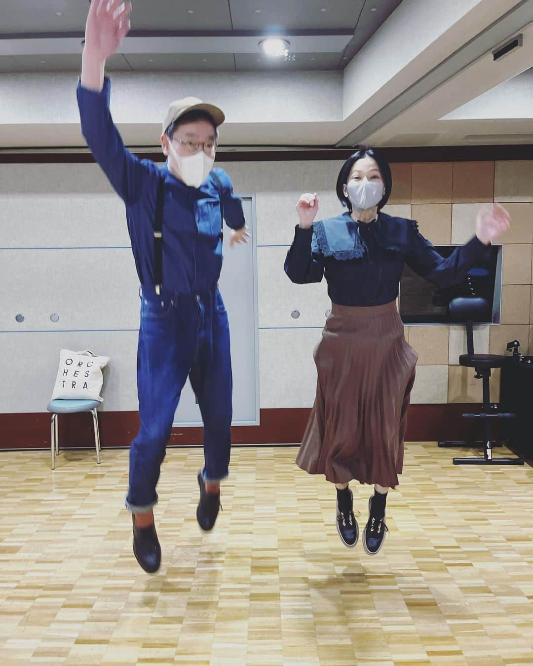 石垣優さんのインスタグラム写真 - (石垣優Instagram)「rehearsal✴︎* ピアノ、オシャレな #山本隆二 さんと @ryuji_moss  5月7日の #はいさいFESTA 用リハーサルしてきました🫶🏻 . 今回はエイサー隊の #琉神 の皆さんと コラボもあります🥹💓 @ryujin.office  めっちゃ豪華！絶対盛り上がる！！たのしみ🔥 はいさいFESTAは終始『わーい🙌🏻』と歌っていきます！ ぜひぜひ、一緒にワイワイしましょ🌺 . ちなみに、 ５／14の下北沢での鹿島さんとミトンさんとのLIVEは さらに時間たっぷり…しっとり…聞き応えたっぷりを目指し LIVEを組み立てることになりました🌞 . ５／21の長崎LIVEは ずっと歌っていなかった #やなわらばー 曲を 久々に歌うことになりました😳 . ３つのLIVE、全く違う個性で、 セトリもそれぞれ特別曲を加えて、 違う楽しみ方ができる時間になります！！ またSNSでお知らせをしていきますね❤︎** . 五月🎏はLIVE月間！一緒に楽しんでいきましょ💓 #石垣優 #yuishigaki  . 写真はなぜ飛んでるのか… もっさんが「卯年だから飛ぶ」って言い出したので 一緒に飛んでみました🐇 LIVEでは、そんなお茶目なもっさんへの 「もっさんコール」もお待ちしております🫶🏻」4月19日 1時02分 - yanawaraba_ishigakiyu