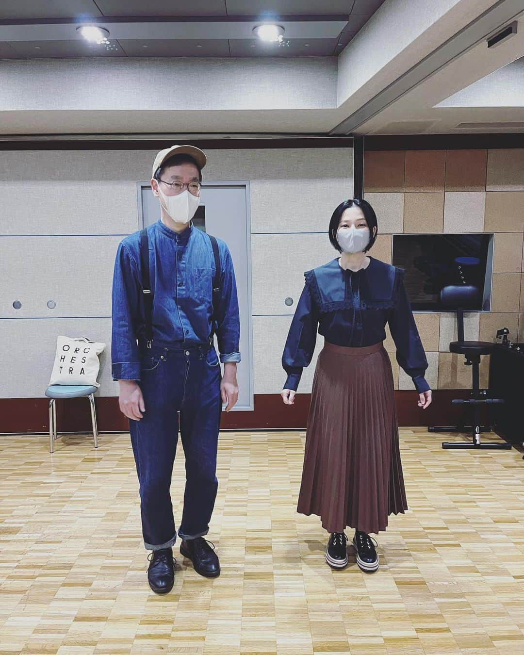 石垣優さんのインスタグラム写真 - (石垣優Instagram)「rehearsal✴︎* ピアノ、オシャレな #山本隆二 さんと @ryuji_moss  5月7日の #はいさいFESTA 用リハーサルしてきました🫶🏻 . 今回はエイサー隊の #琉神 の皆さんと コラボもあります🥹💓 @ryujin.office  めっちゃ豪華！絶対盛り上がる！！たのしみ🔥 はいさいFESTAは終始『わーい🙌🏻』と歌っていきます！ ぜひぜひ、一緒にワイワイしましょ🌺 . ちなみに、 ５／14の下北沢での鹿島さんとミトンさんとのLIVEは さらに時間たっぷり…しっとり…聞き応えたっぷりを目指し LIVEを組み立てることになりました🌞 . ５／21の長崎LIVEは ずっと歌っていなかった #やなわらばー 曲を 久々に歌うことになりました😳 . ３つのLIVE、全く違う個性で、 セトリもそれぞれ特別曲を加えて、 違う楽しみ方ができる時間になります！！ またSNSでお知らせをしていきますね❤︎** . 五月🎏はLIVE月間！一緒に楽しんでいきましょ💓 #石垣優 #yuishigaki  . 写真はなぜ飛んでるのか… もっさんが「卯年だから飛ぶ」って言い出したので 一緒に飛んでみました🐇 LIVEでは、そんなお茶目なもっさんへの 「もっさんコール」もお待ちしております🫶🏻」4月19日 1時02分 - yanawaraba_ishigakiyu